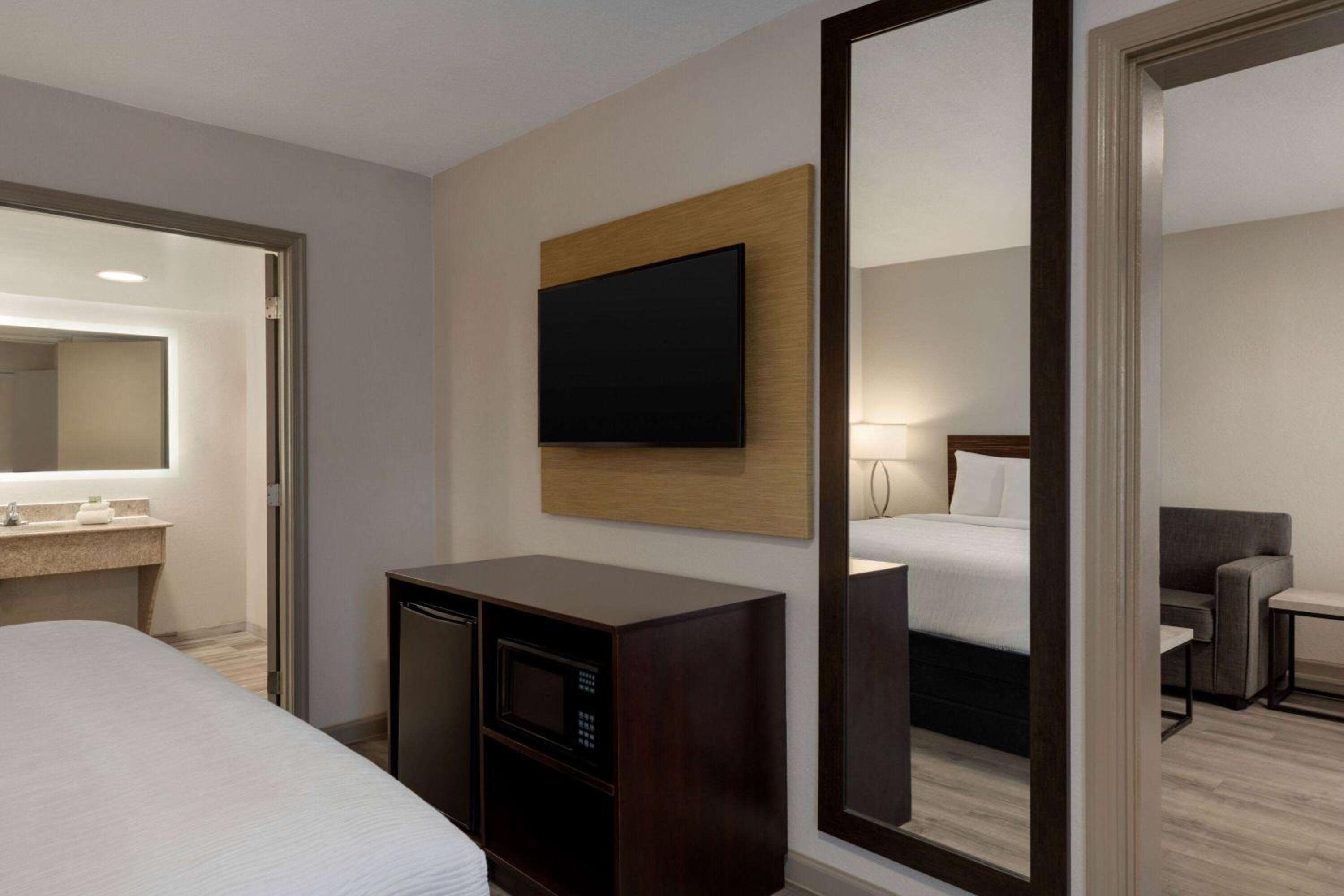 One-Bedroom King Suite - Non-Smoking - Photo 4