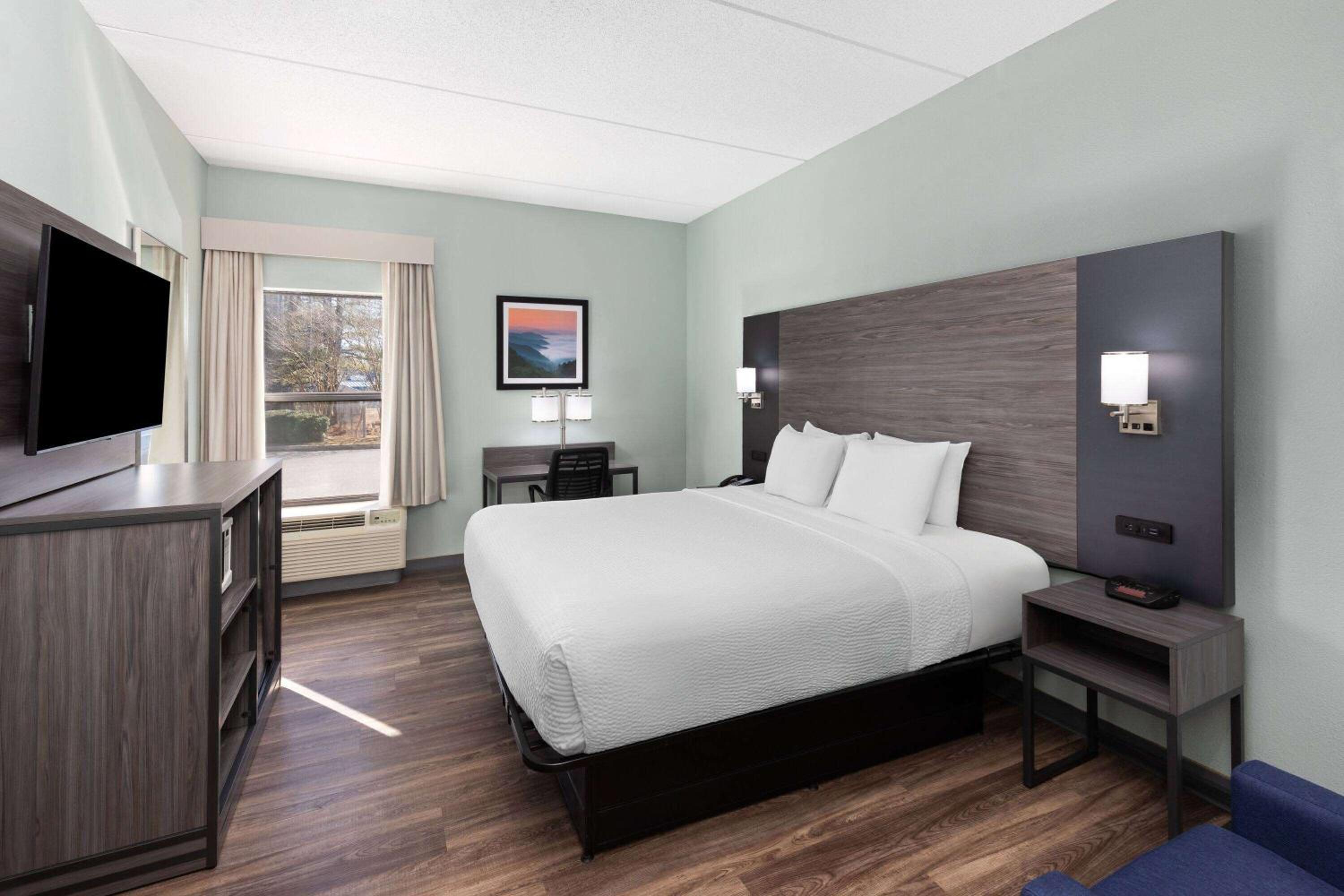 King Room with Bathtub w/Grab Bars - Mobility Accessible/Non-Smoking - Photo 2