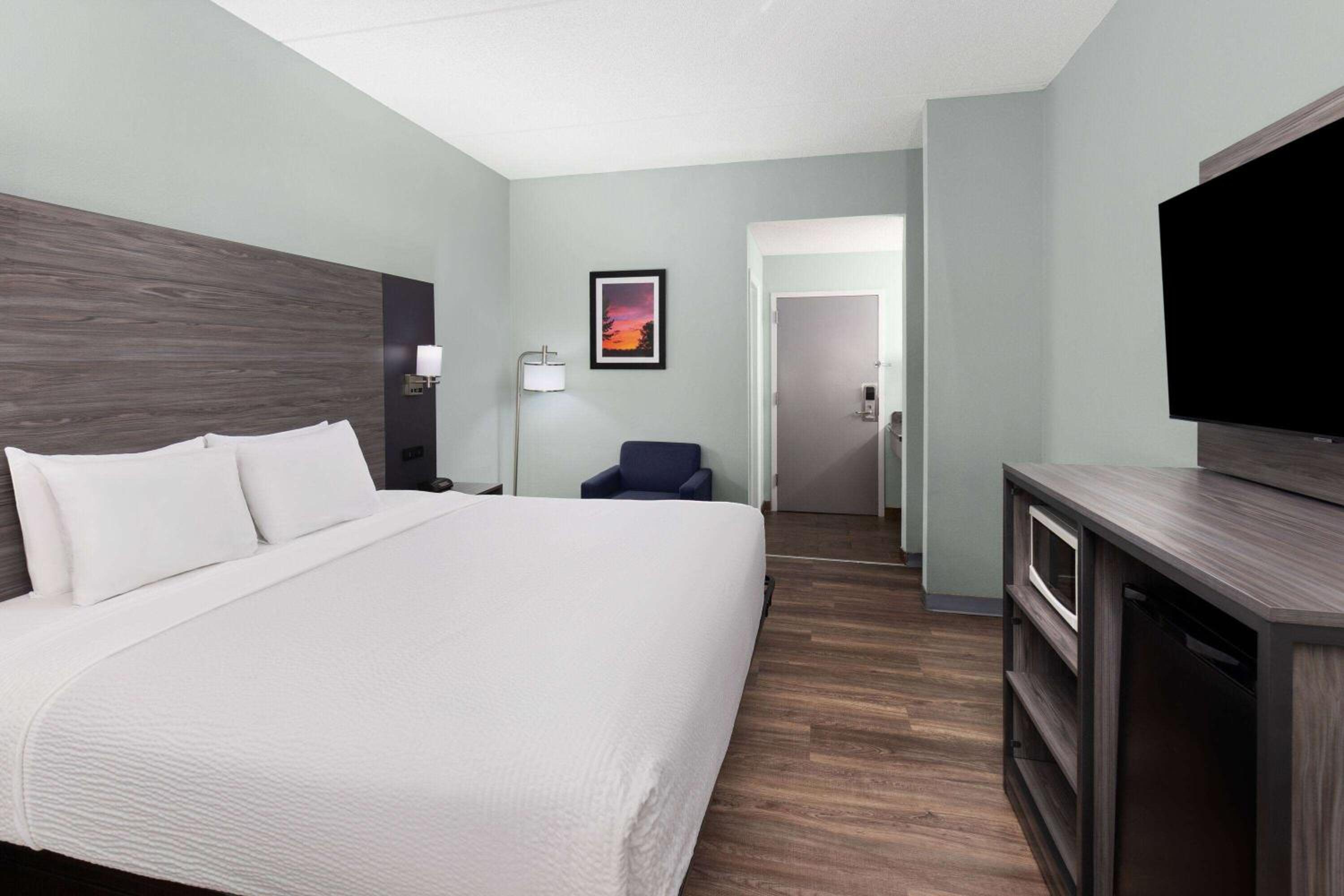 King Room - Non-Smoking - Photo 2