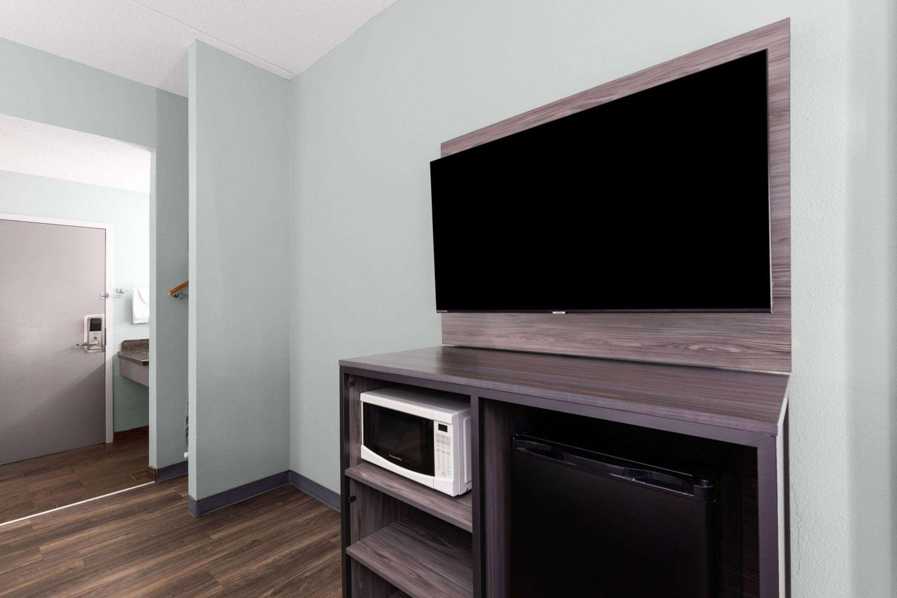 King Room with Bathtub w/Grab Bars - Mobility Accessible/Non-Smoking - Photo 3