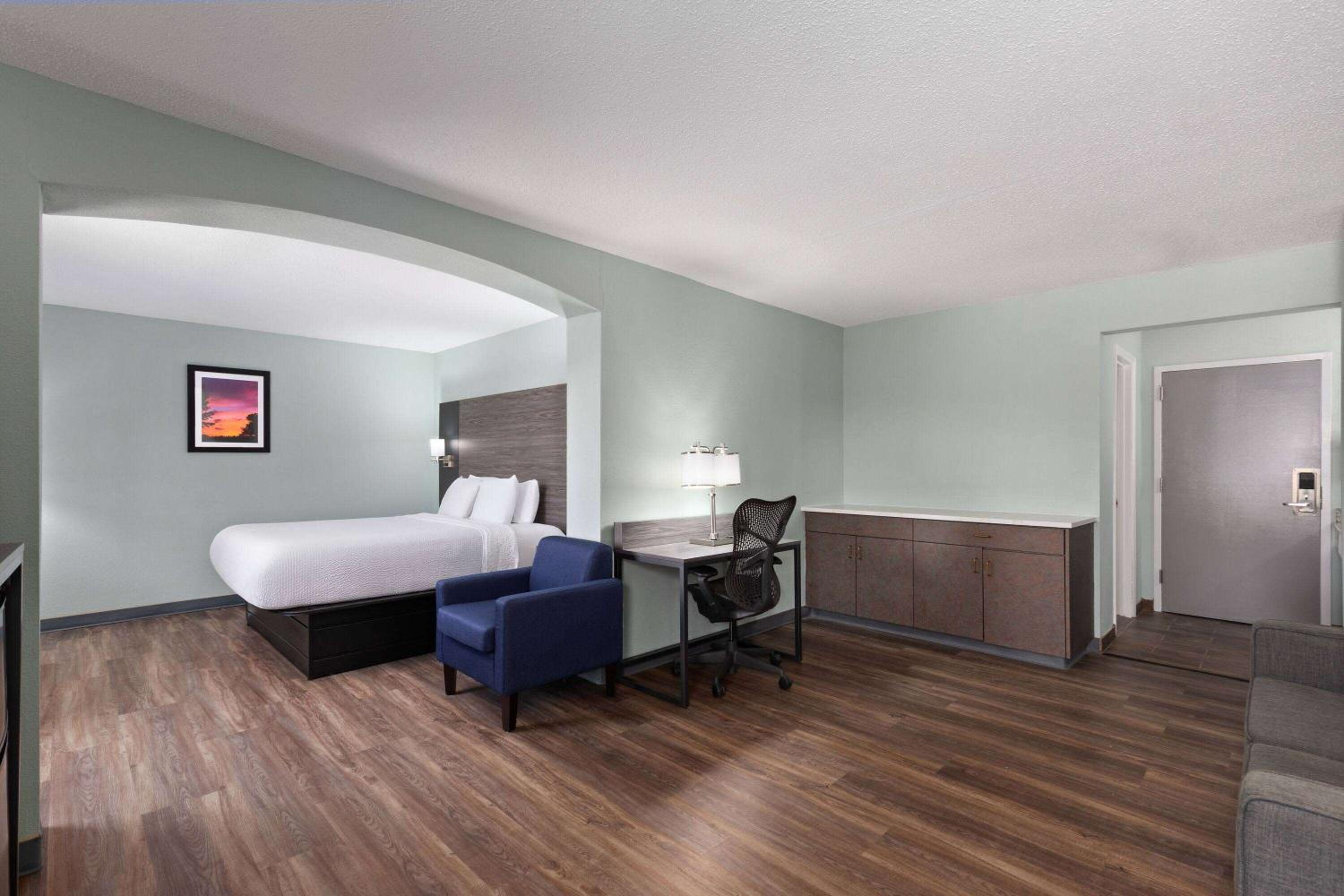 King Suite - Non-Smoking - Photo 3