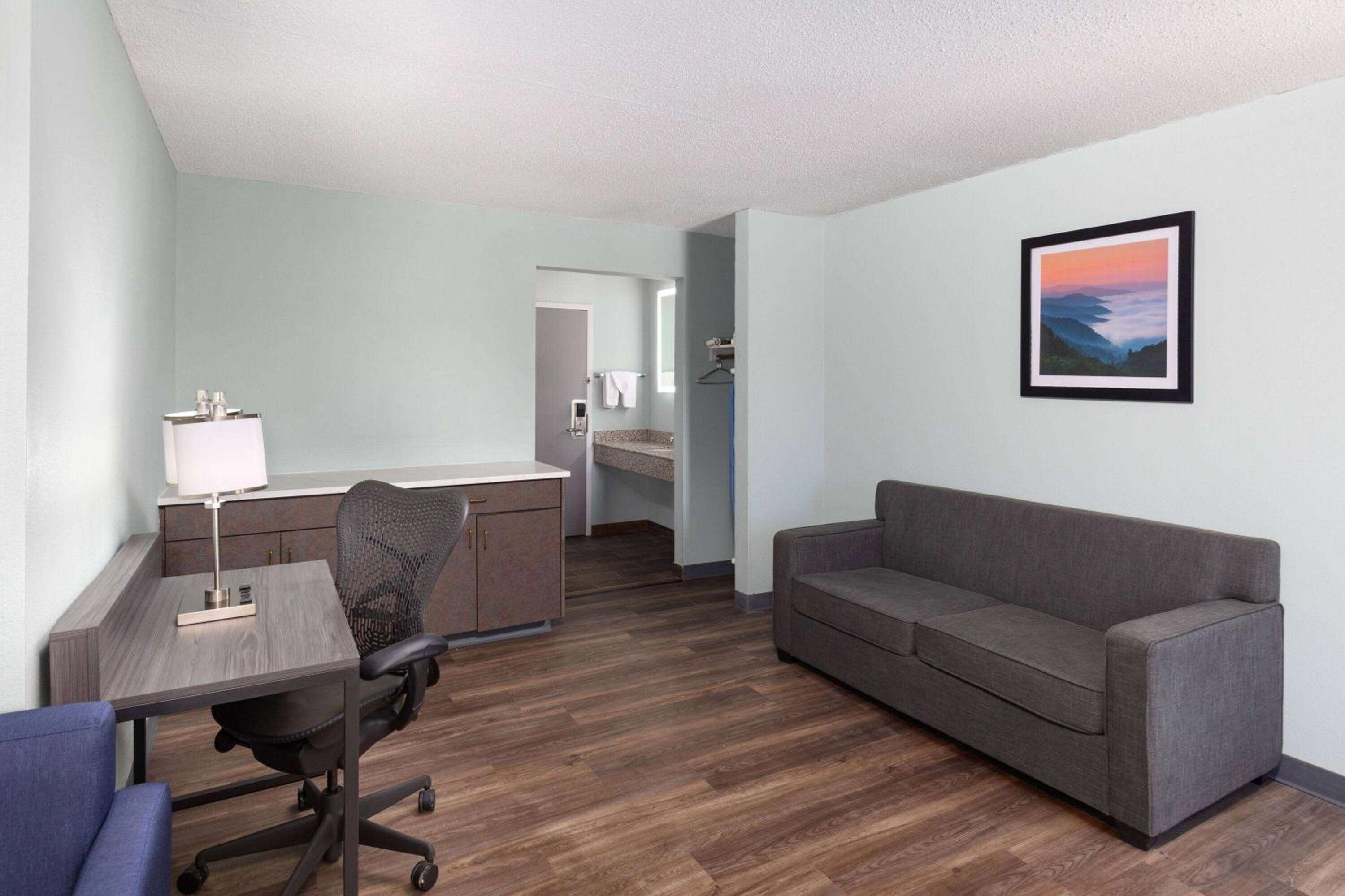 King Suite - Non-Smoking - Photo 5