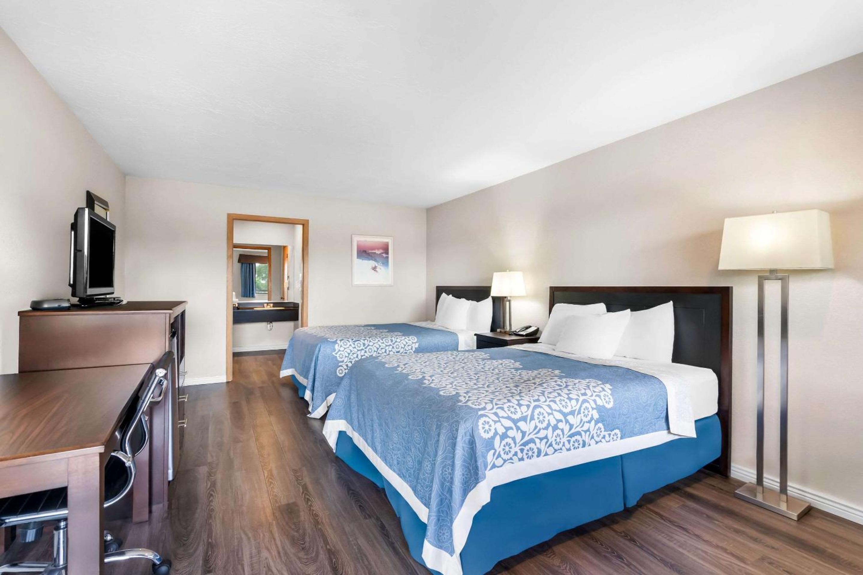 Quadruple Room with Two Queen Beds and Roll-In Shower - Disability Access/Non Smoking - Photo 4