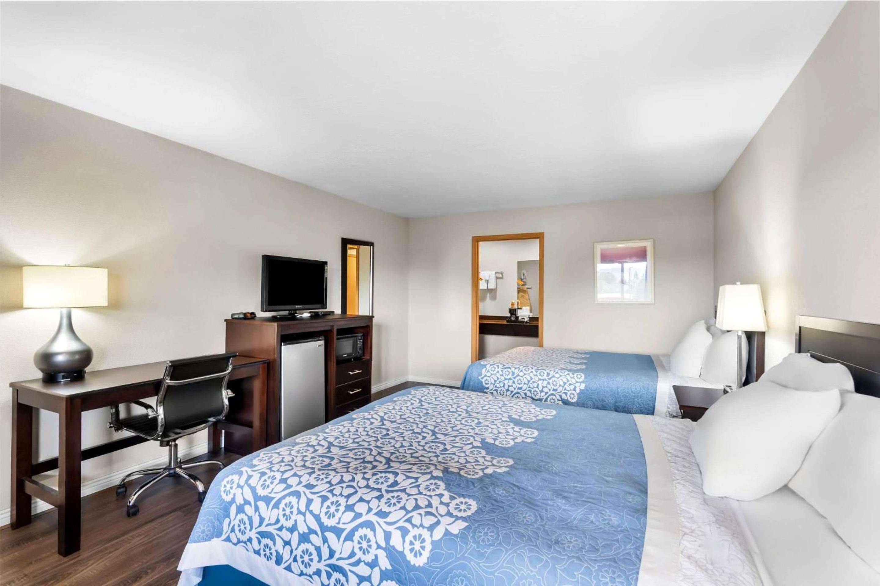 Quadruple Room with Two Queen Beds and Roll-In Shower - Disability Access/Non Smoking - Photo 5