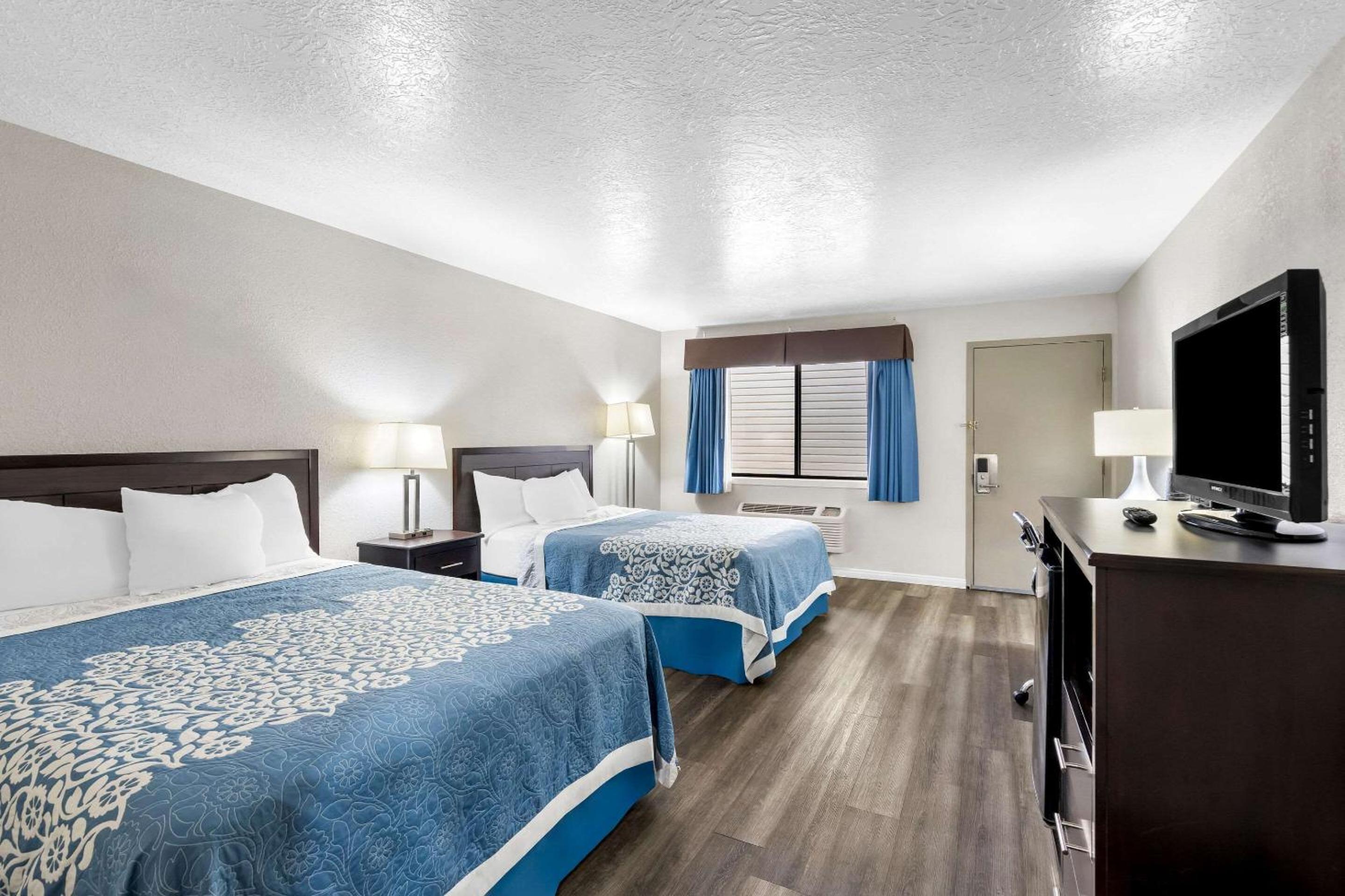 Quadruple Room with Two Queen Beds - Non Smoking - Photo 2