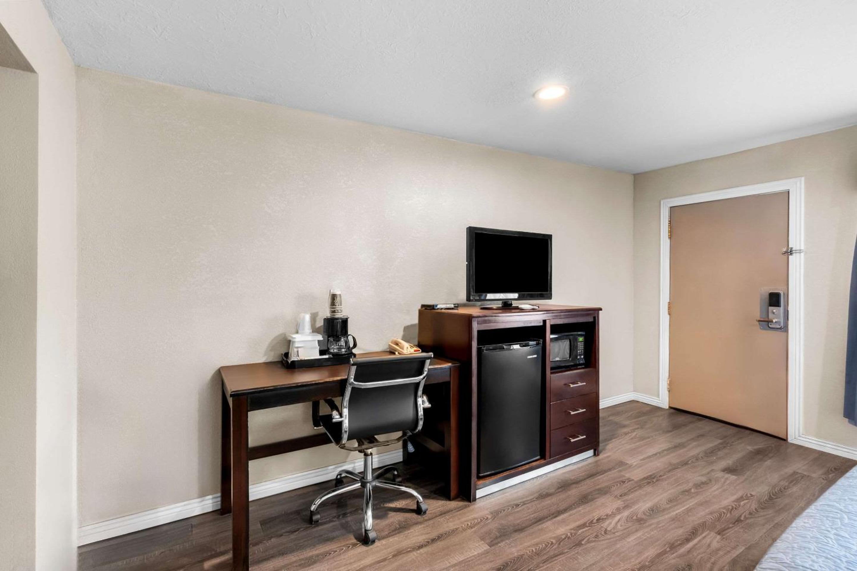 King Room - Non Smoking - Photo 2