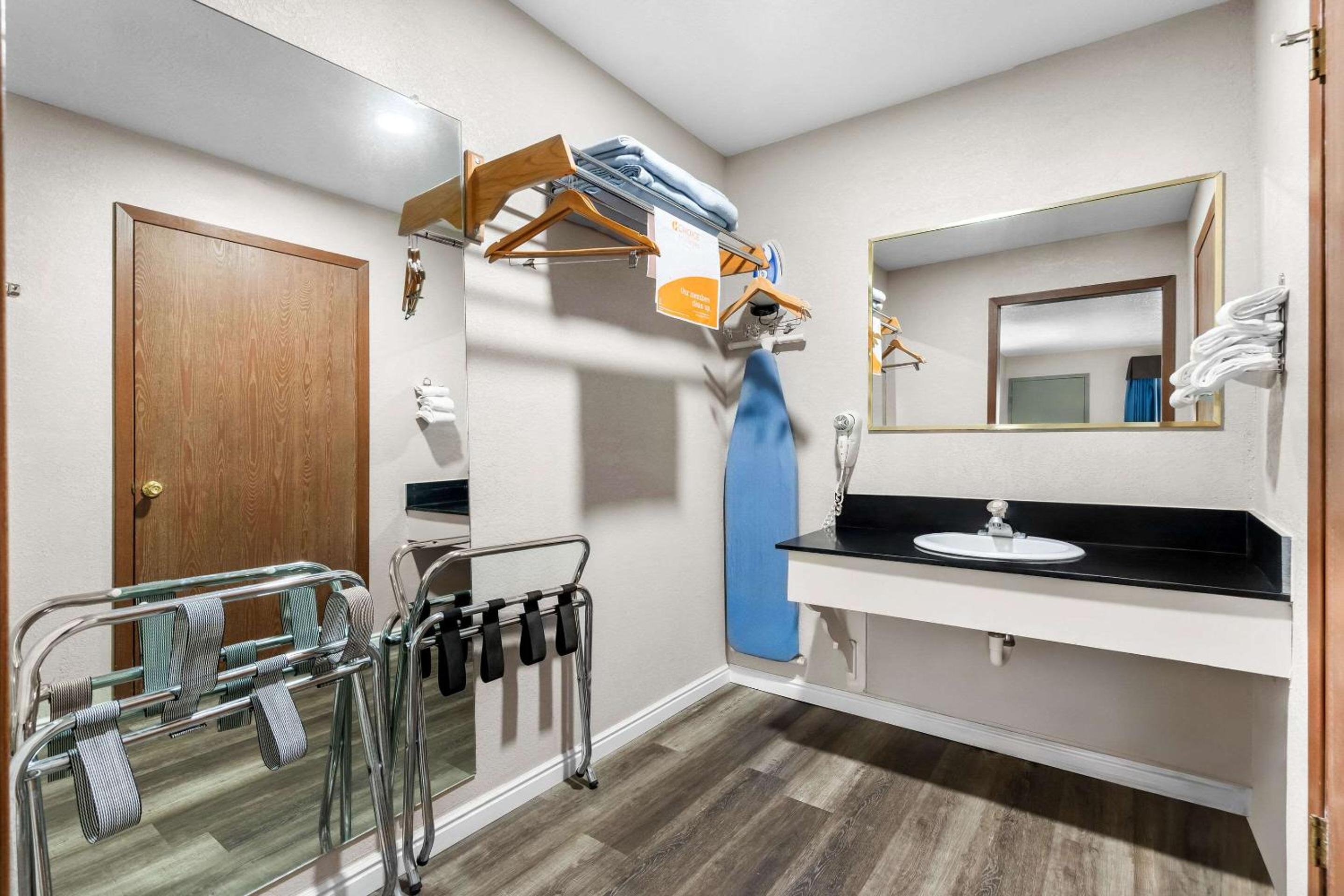 Quadruple Room with Two Queen Beds - Non Smoking - Photo 4