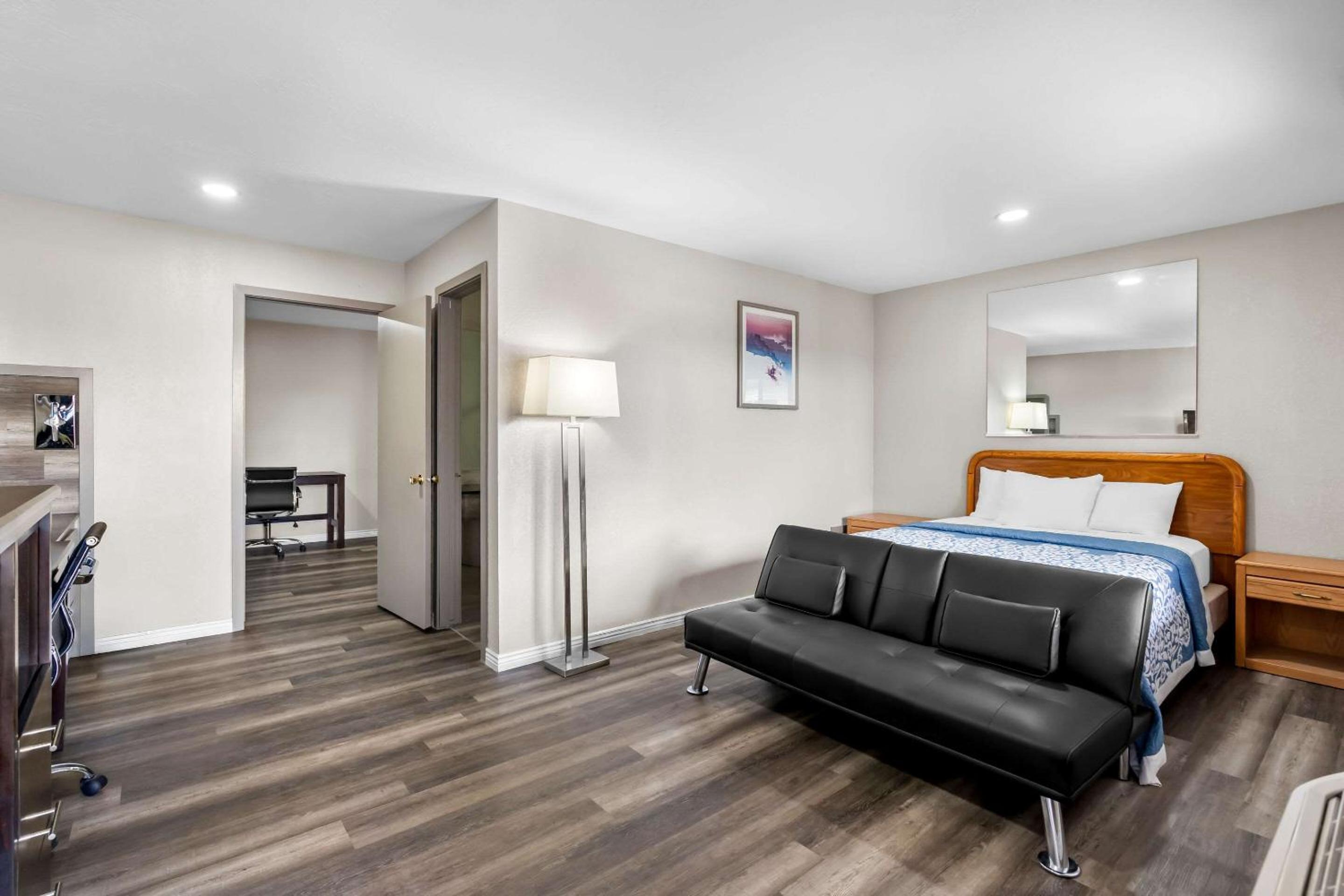 One Room Suite with Sofa bed - Non Smoking - Photo 3