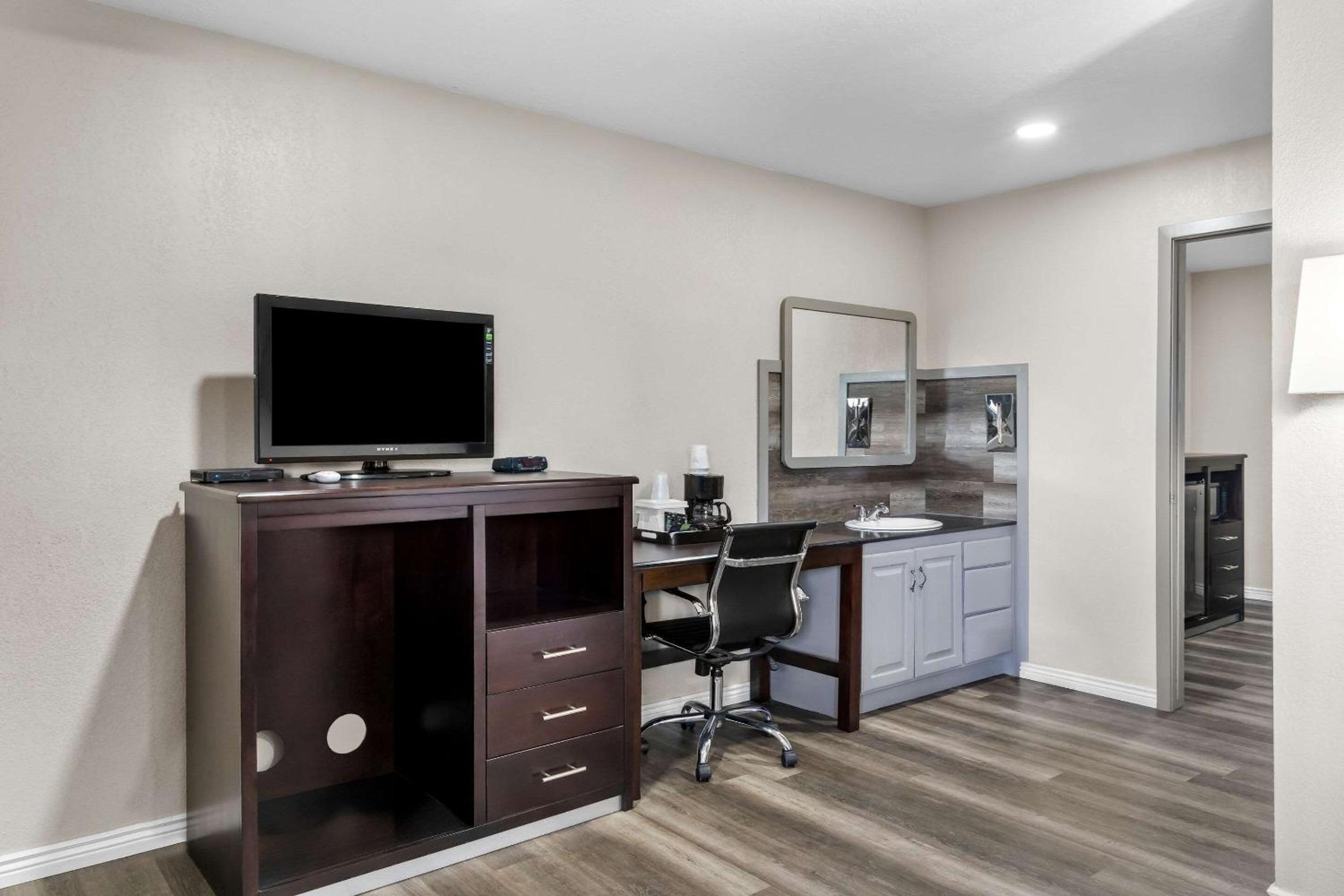 One Room Suite with Sofa bed - Non Smoking - Photo 4