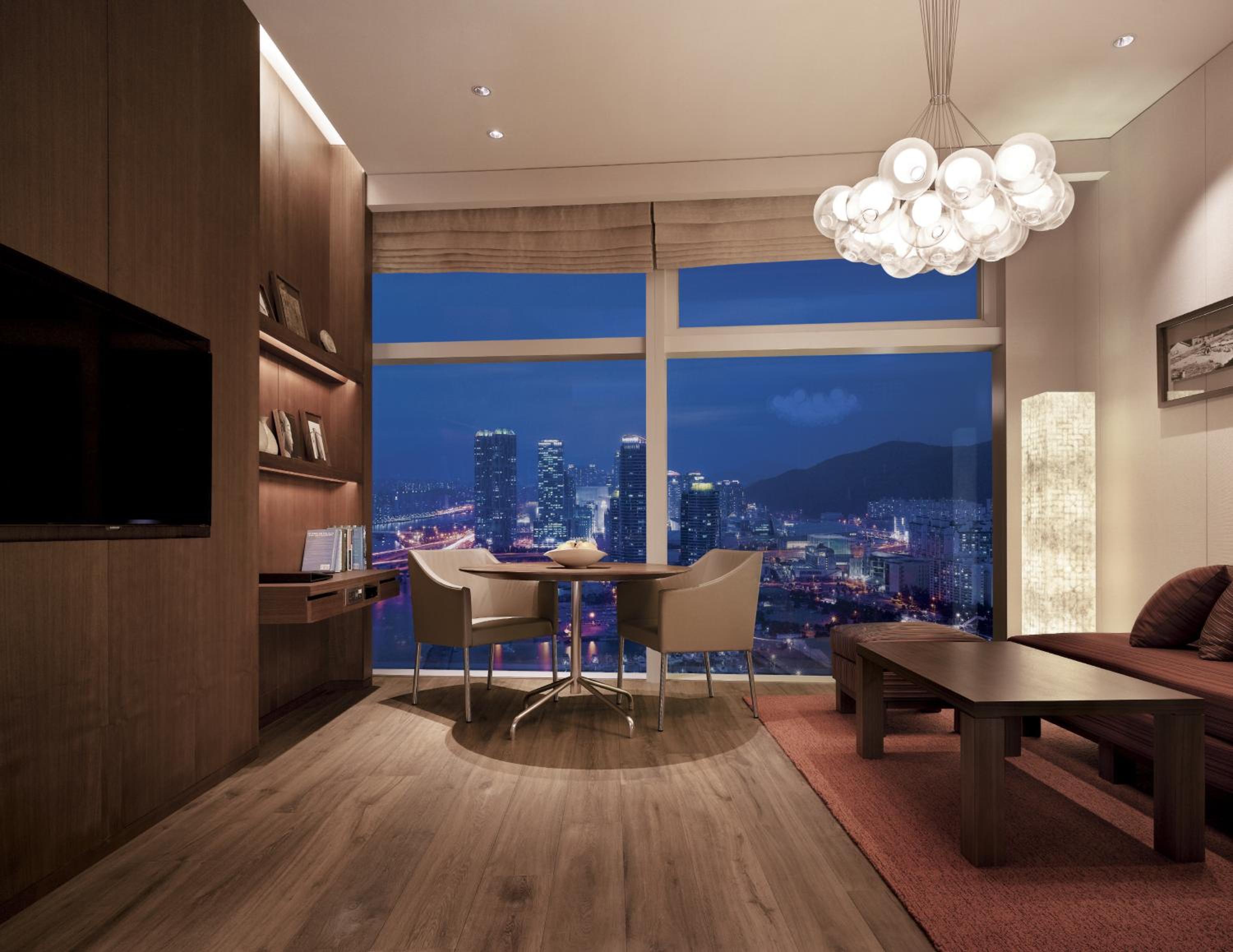 Marina Corner Ocean Suite photo 2