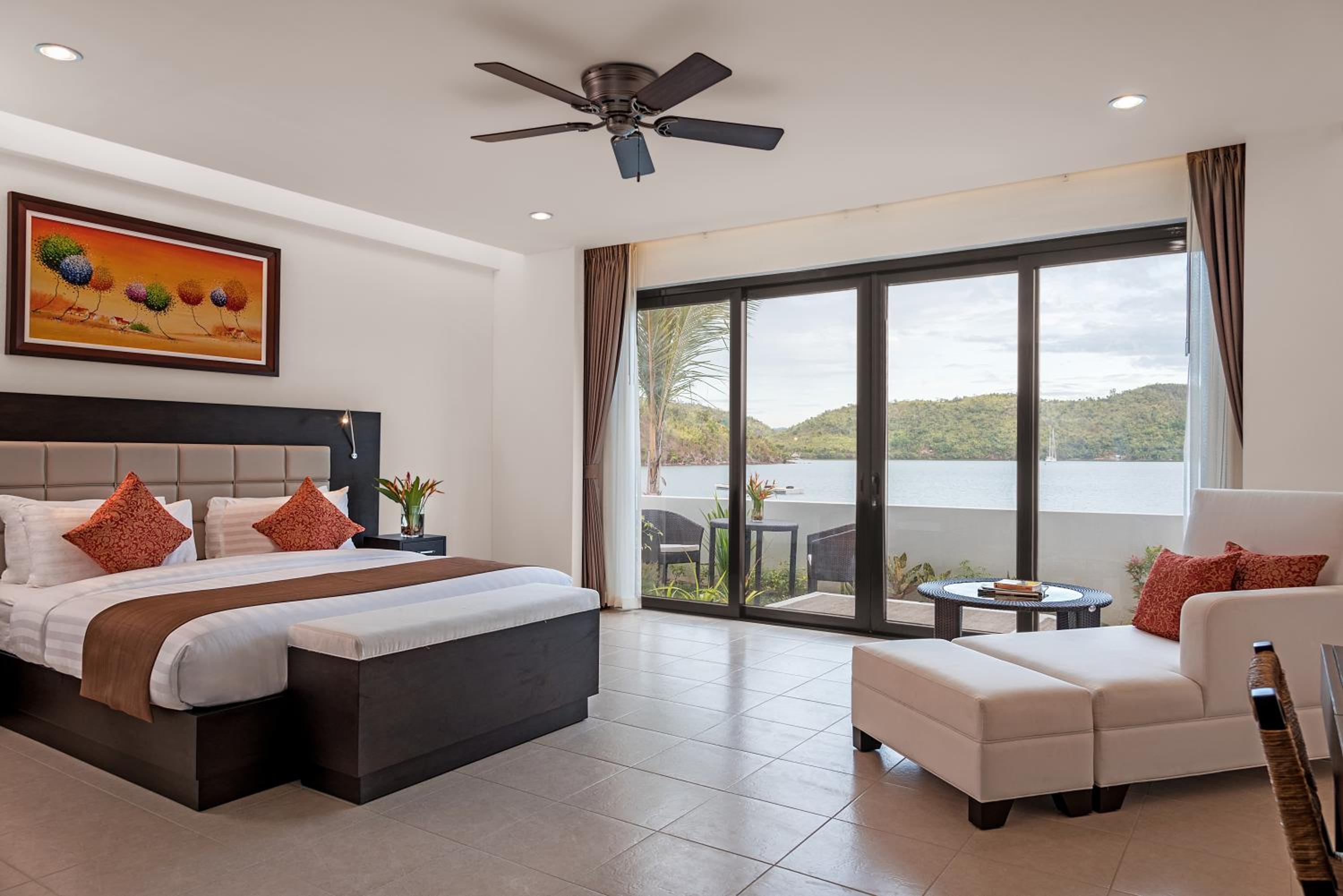Waterfront King Room photo 3
