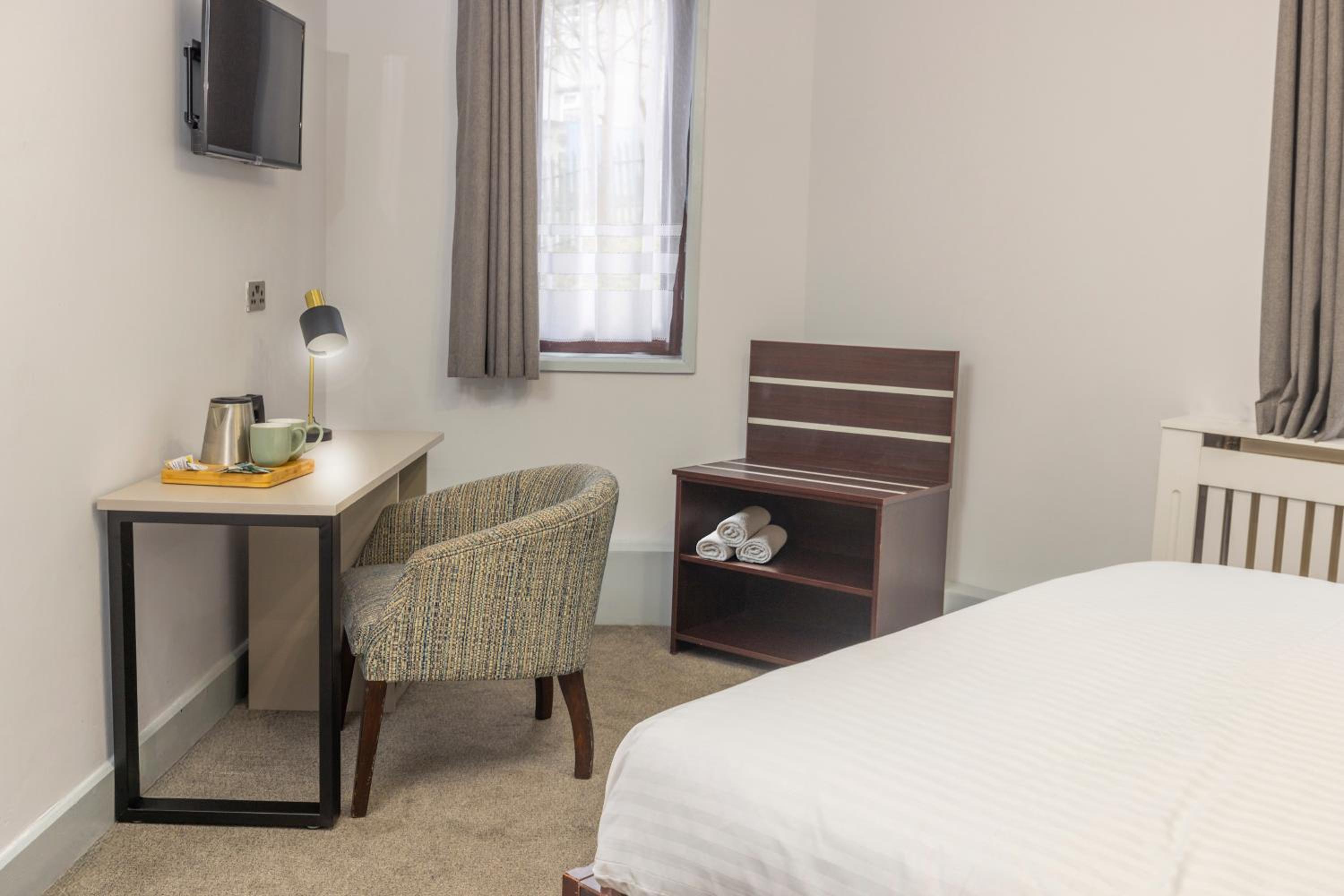 Standard Double Room with Walk-In Shower - Disability Access/Non-Smoking - Photo 8