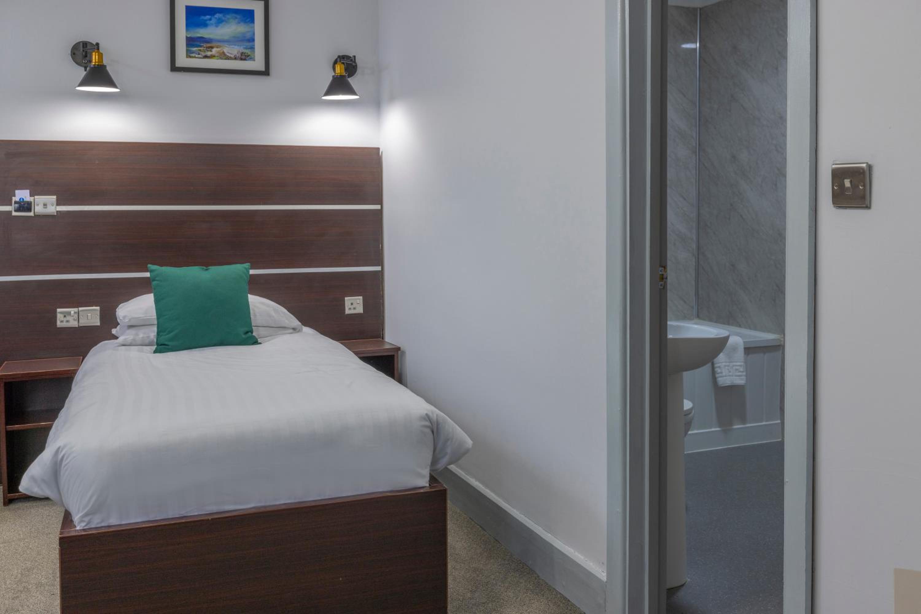 Standard Room with One Double Bed and One Single Bed - Non-Smoking - Photo 3