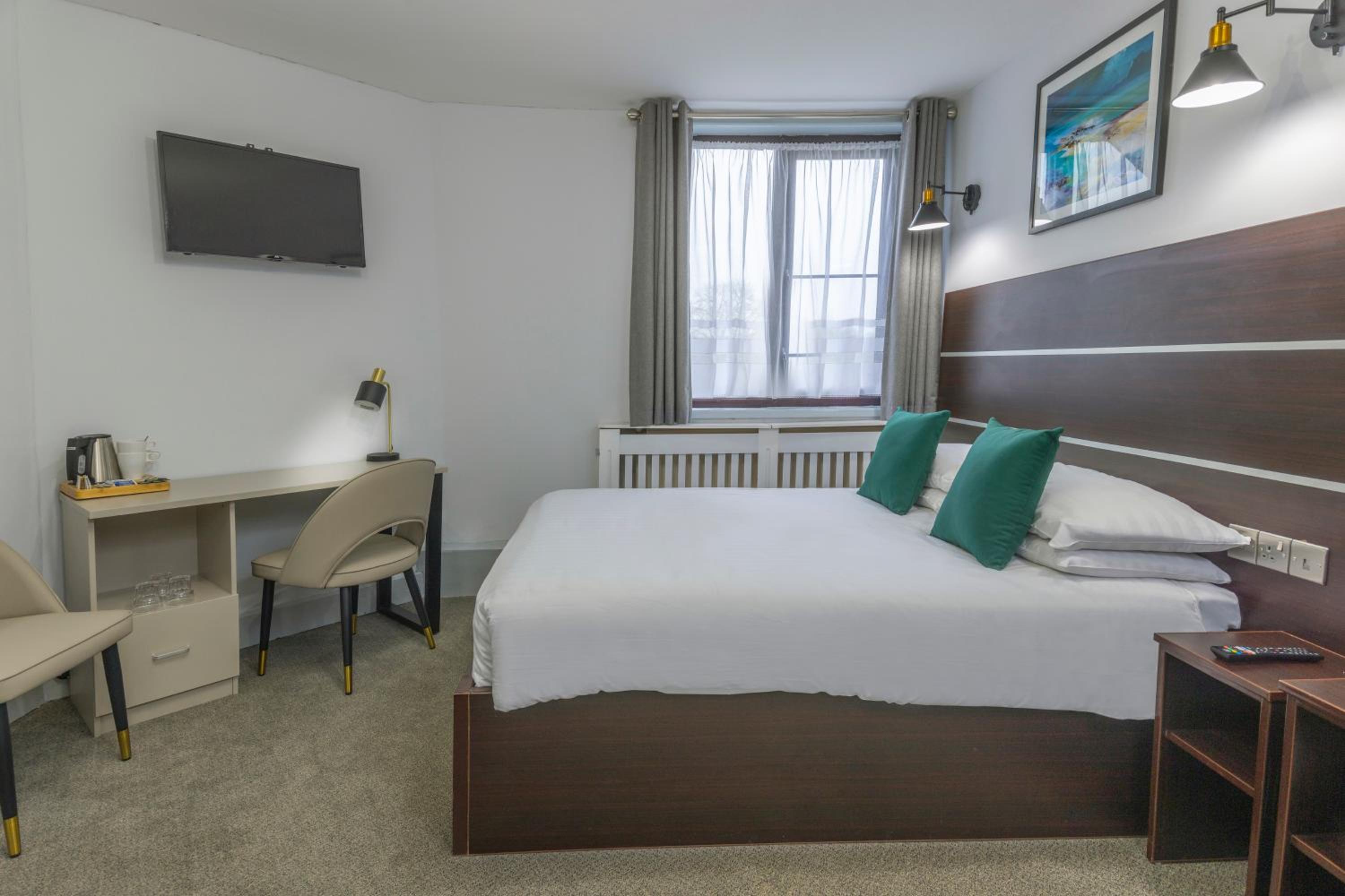 Standard Room with One Double Bed and One Single Bed - Non-Smoking - Photo 2