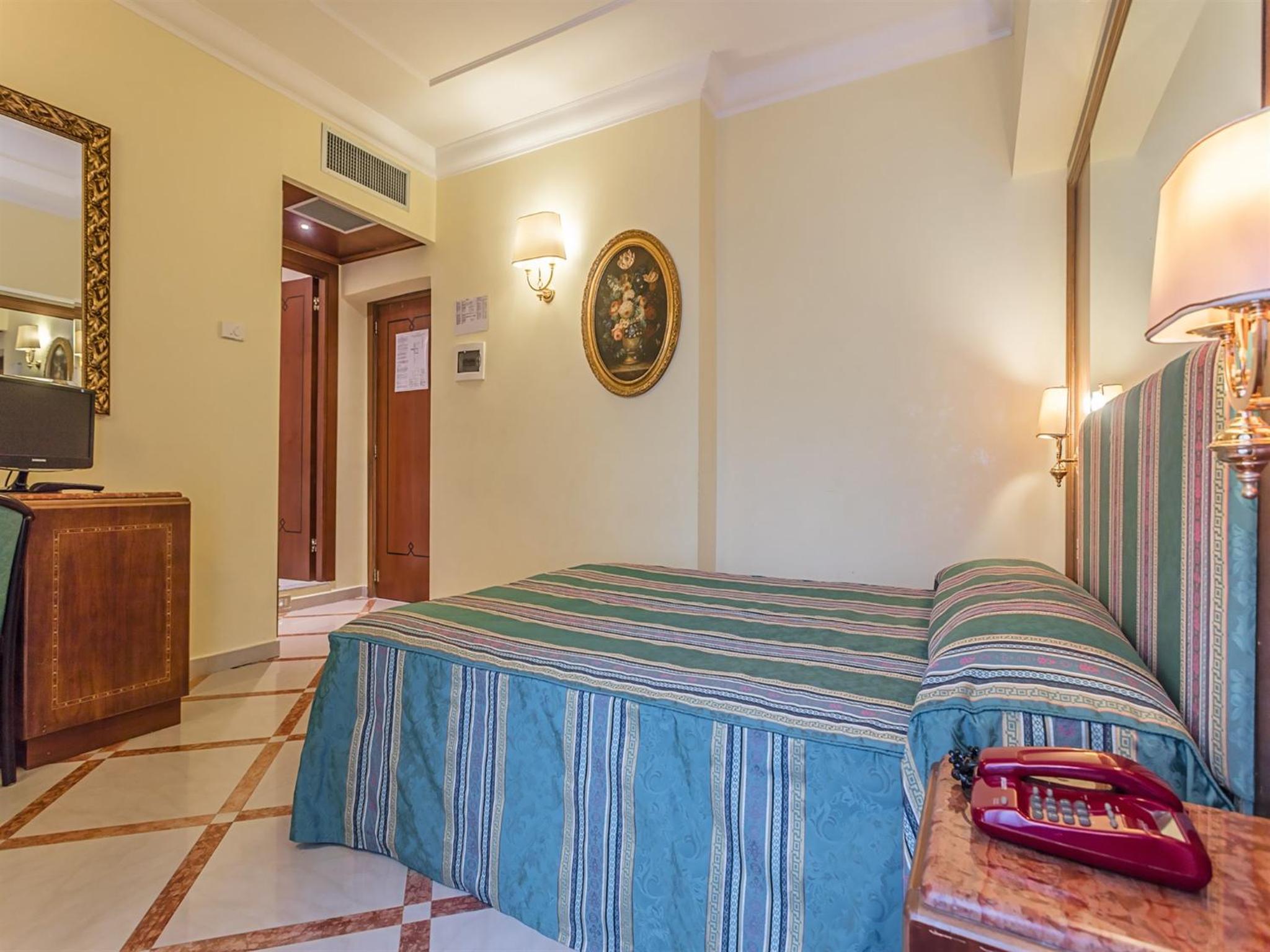 Standard Double or Twin Room photo 3