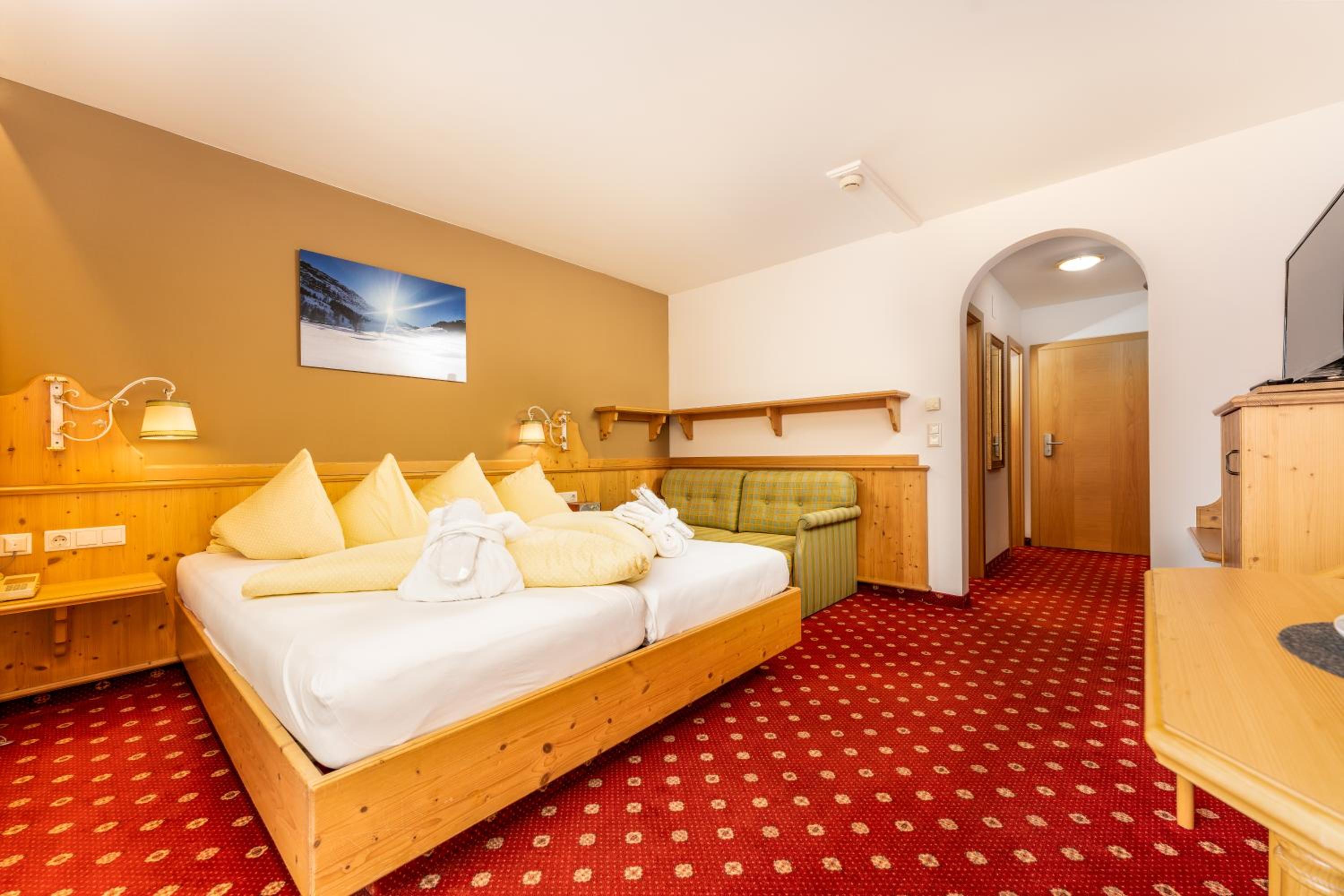 Deluxe Double Room (2 Adults + 1 Child)