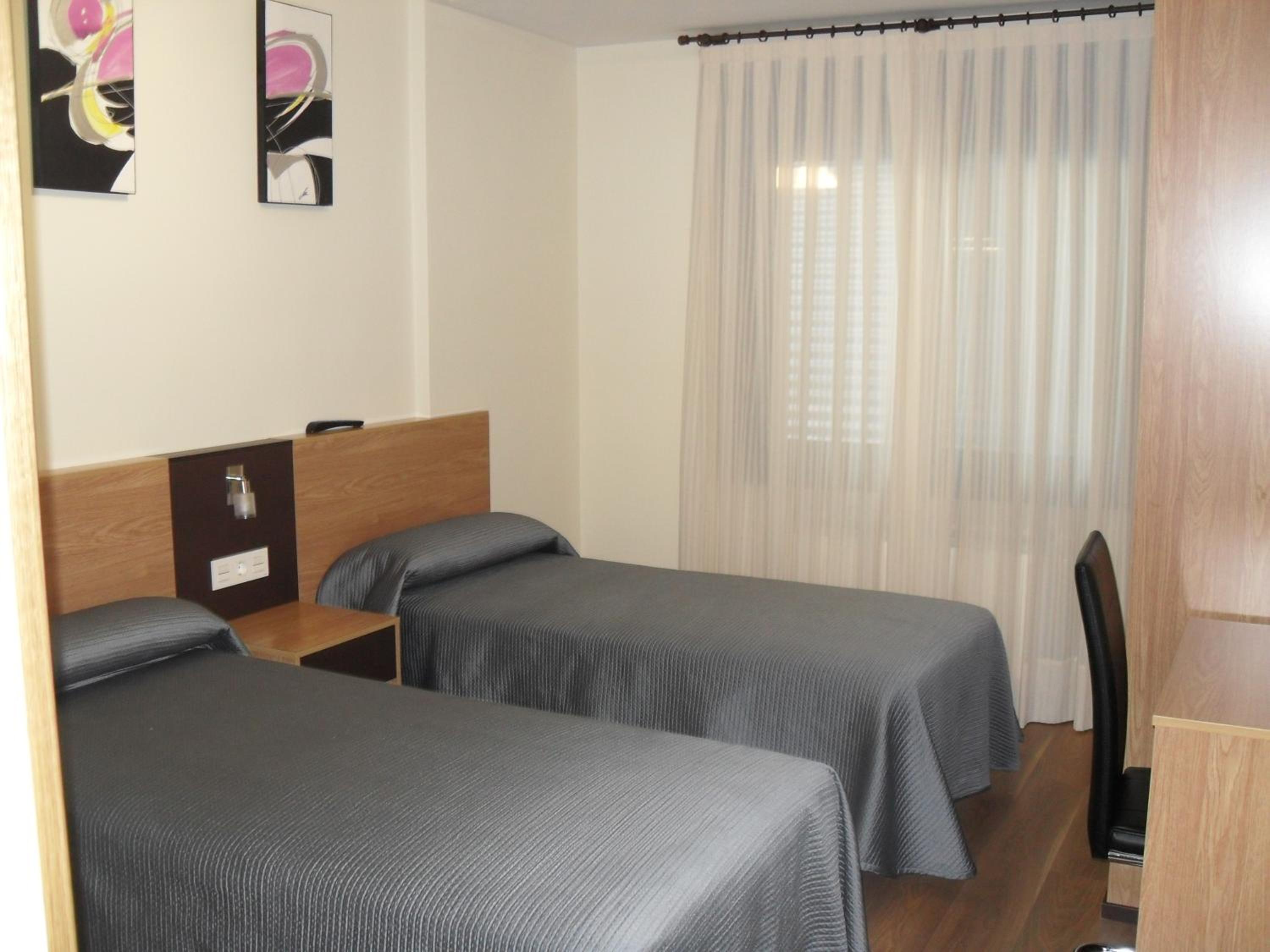 Twin Room With Private Bathroom - Photo 2