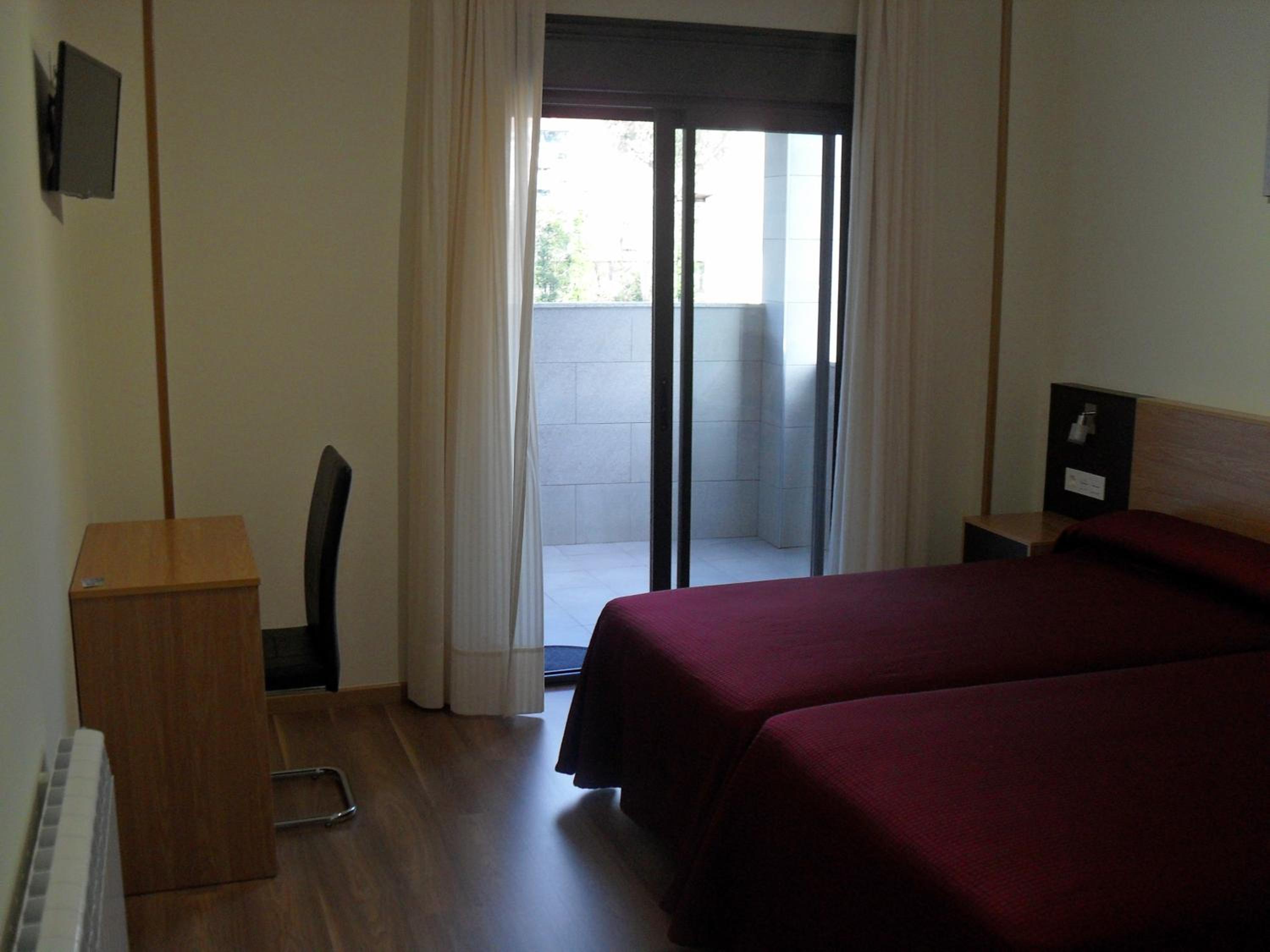 Twin Room With Private Bathroom - Photo 3