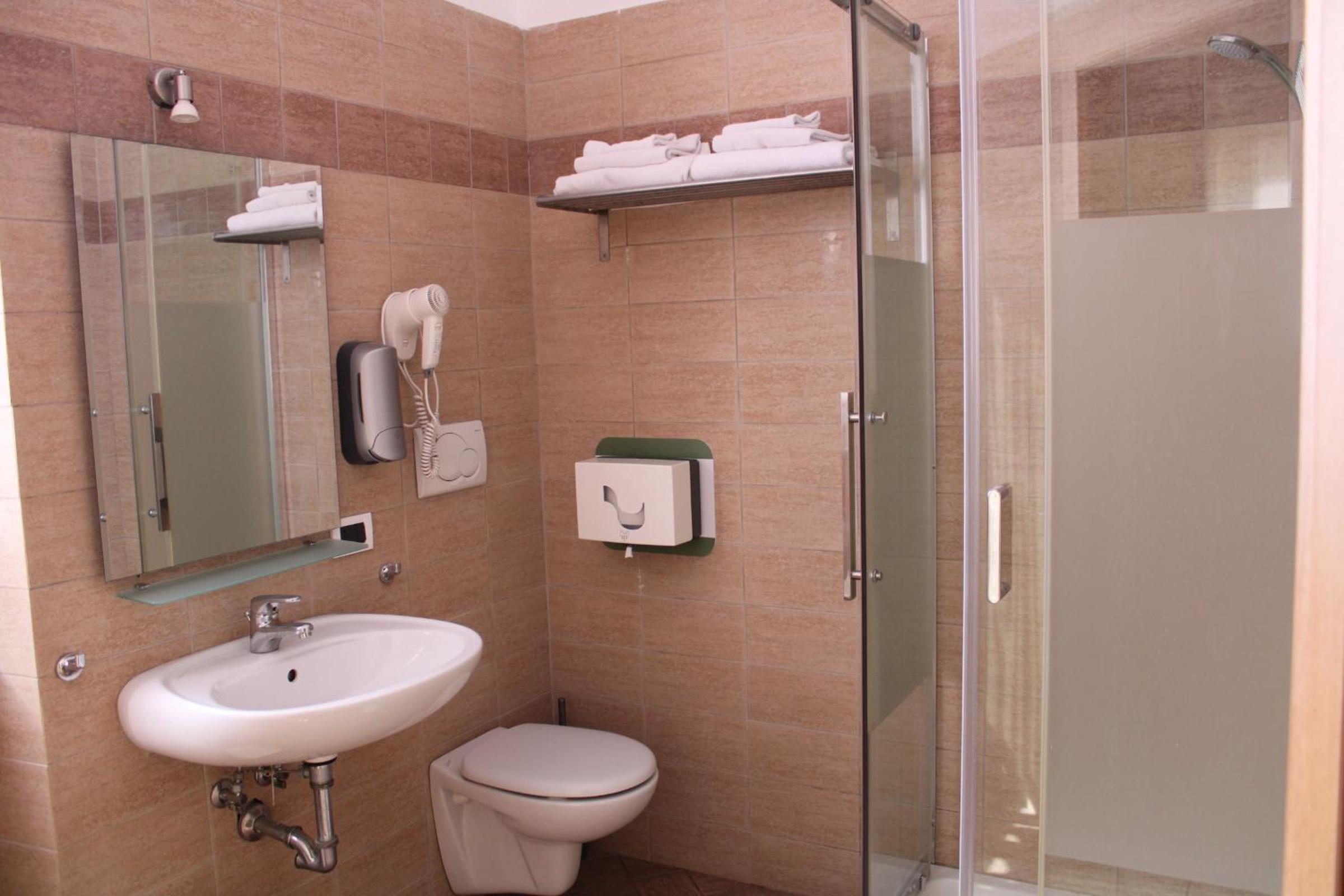 Double or Twin Room with Private Bathroom photo 2