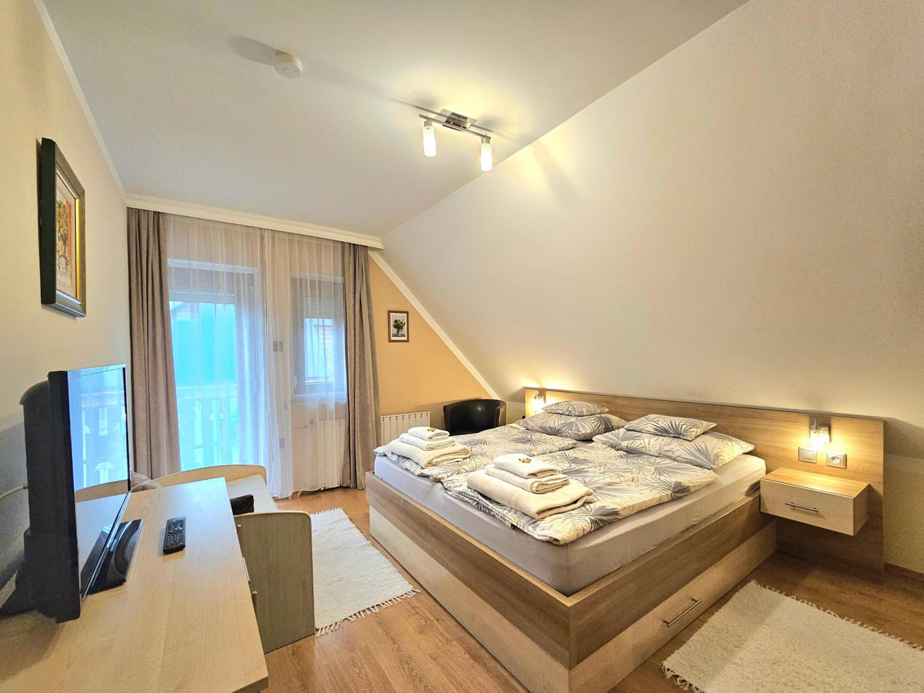 Two-Bedroom Apartment with Lake View photo 3