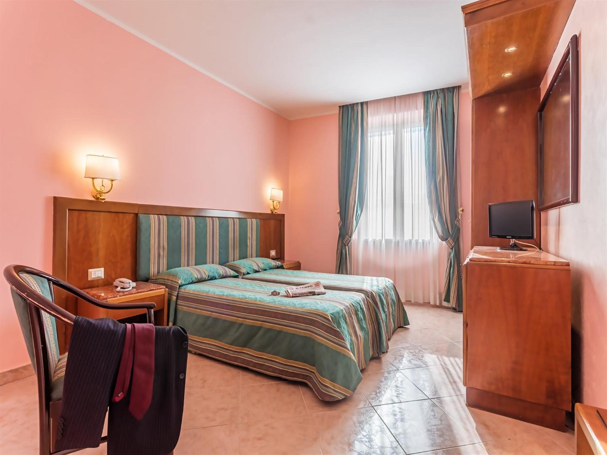 Standard Double or Twin Room photo 3