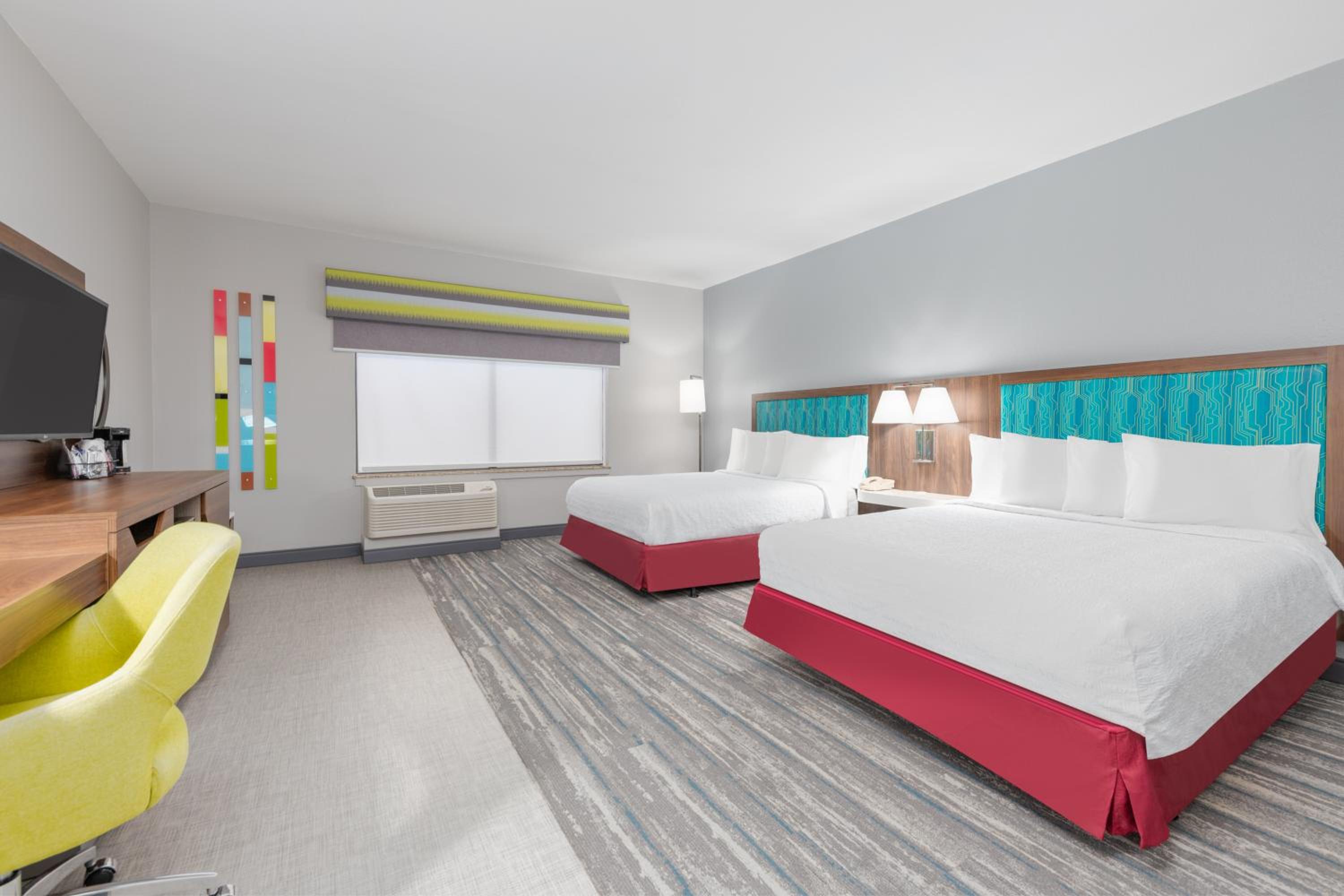 Room with Two Queen Beds - Non-Smoking photo 2