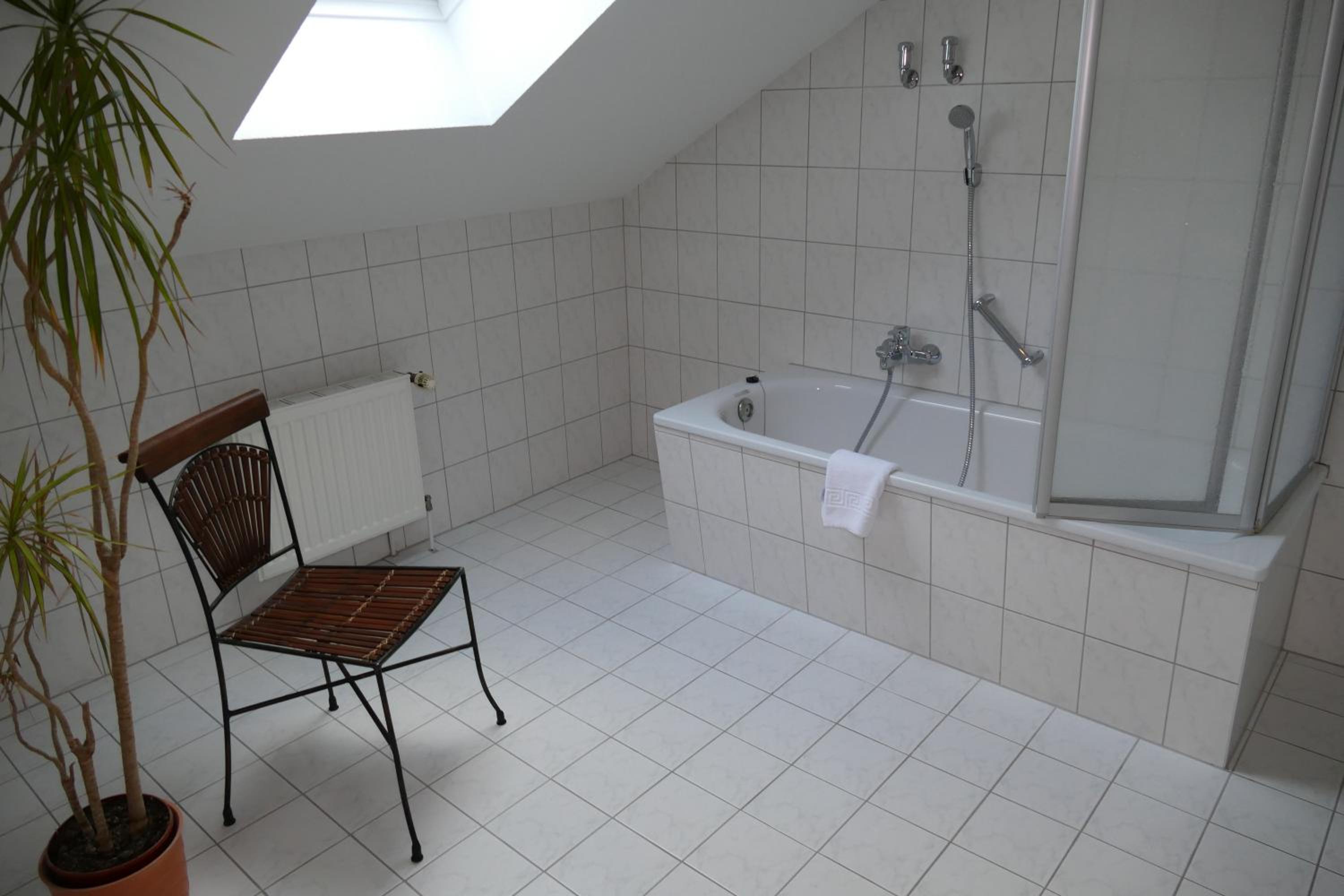Double Room with Private Bathroom - Photo 2