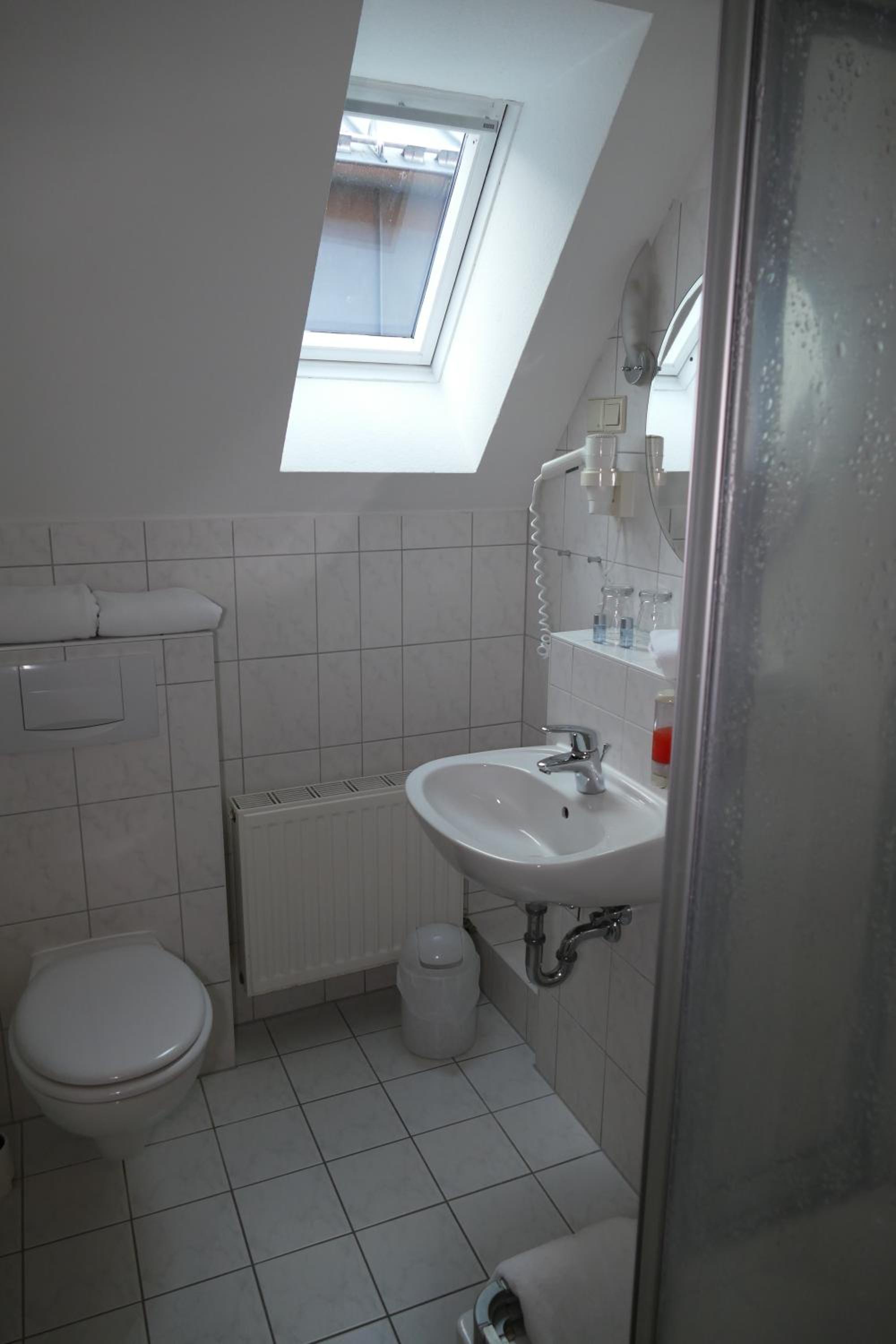 Double Room with Private Bathroom - Photo 4