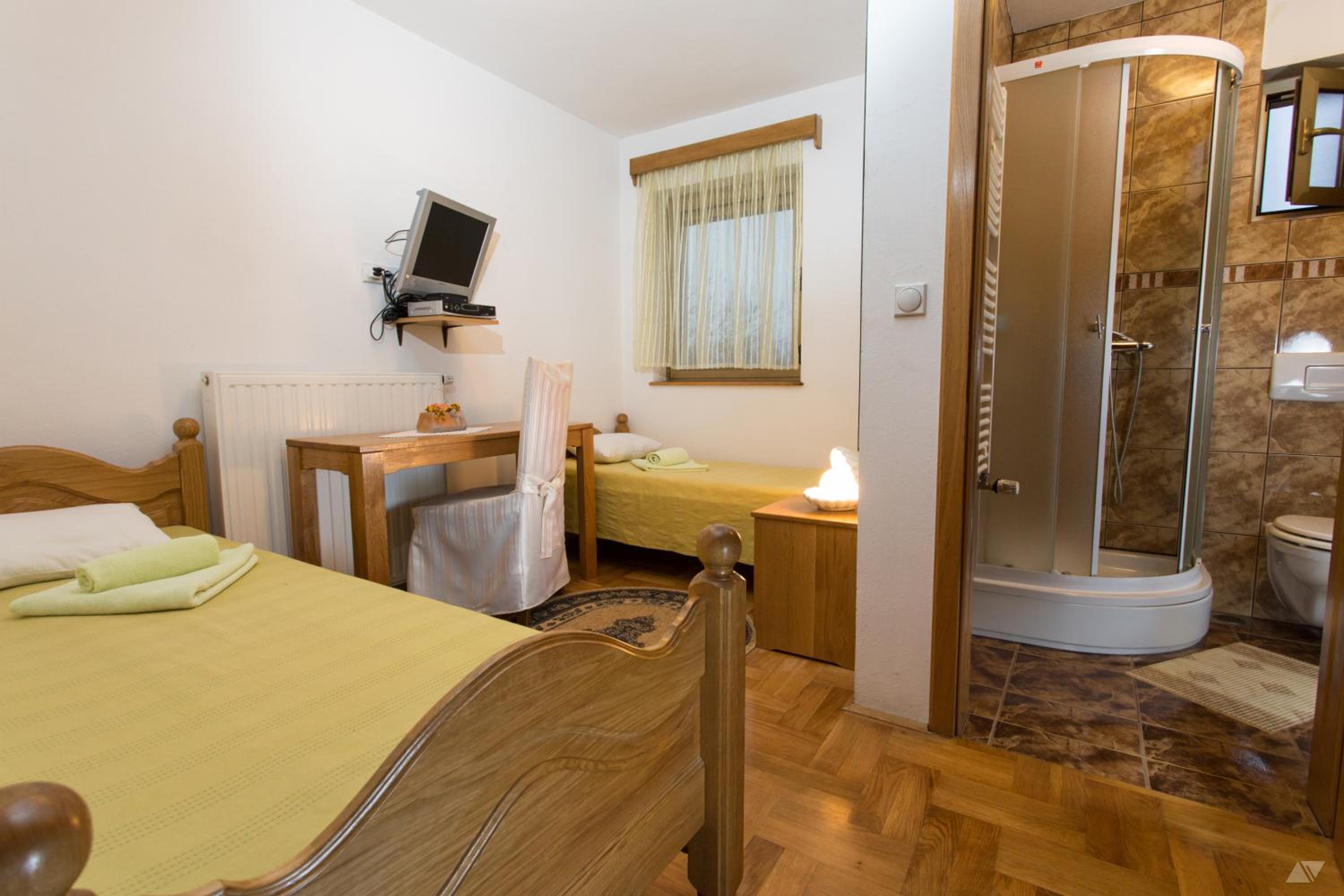Twin Room with Bathroom photo 3