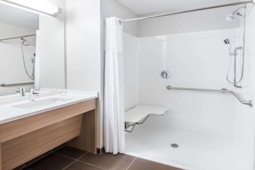 King Suite - Mobility Access/Non-Smoking - Photo 2