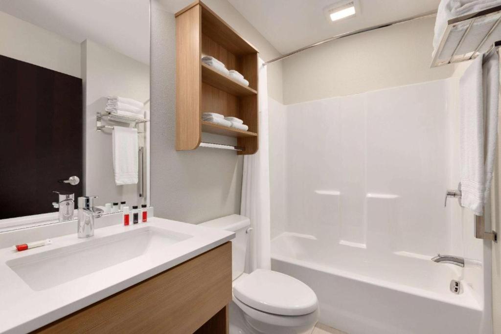King Room - Non-Smoking - Photo 2