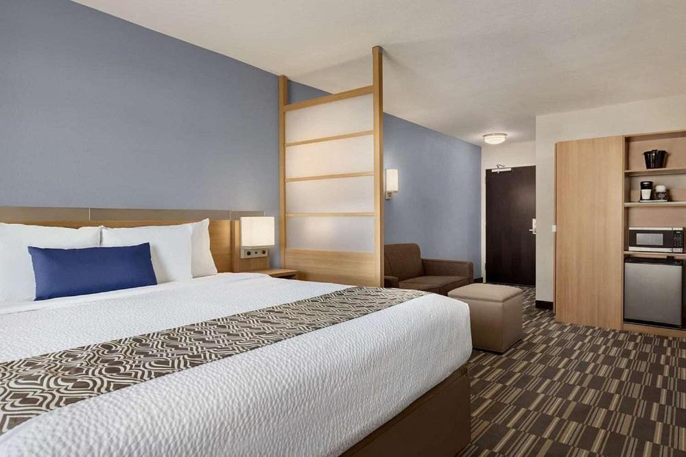 King Suite - Non-Smoking - Photo 2