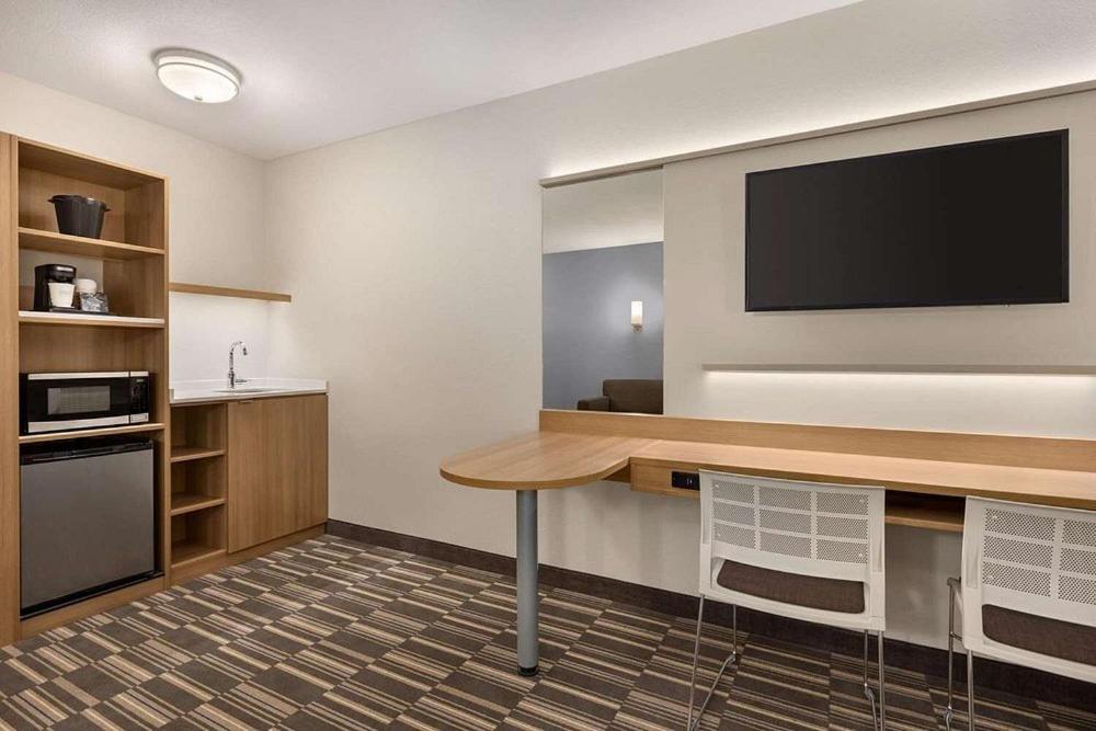 King Suite - Non-Smoking - Photo 3