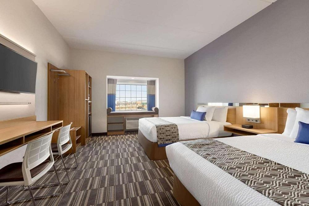 Queen Room with Two Queen Beds - Non-Smoking - Photo 2
