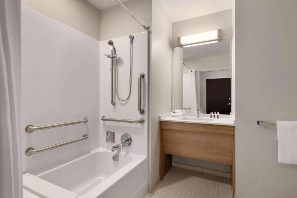 Queen Room with Bath Tub - Mobility Accessible/Non-Smoking - Photo 2