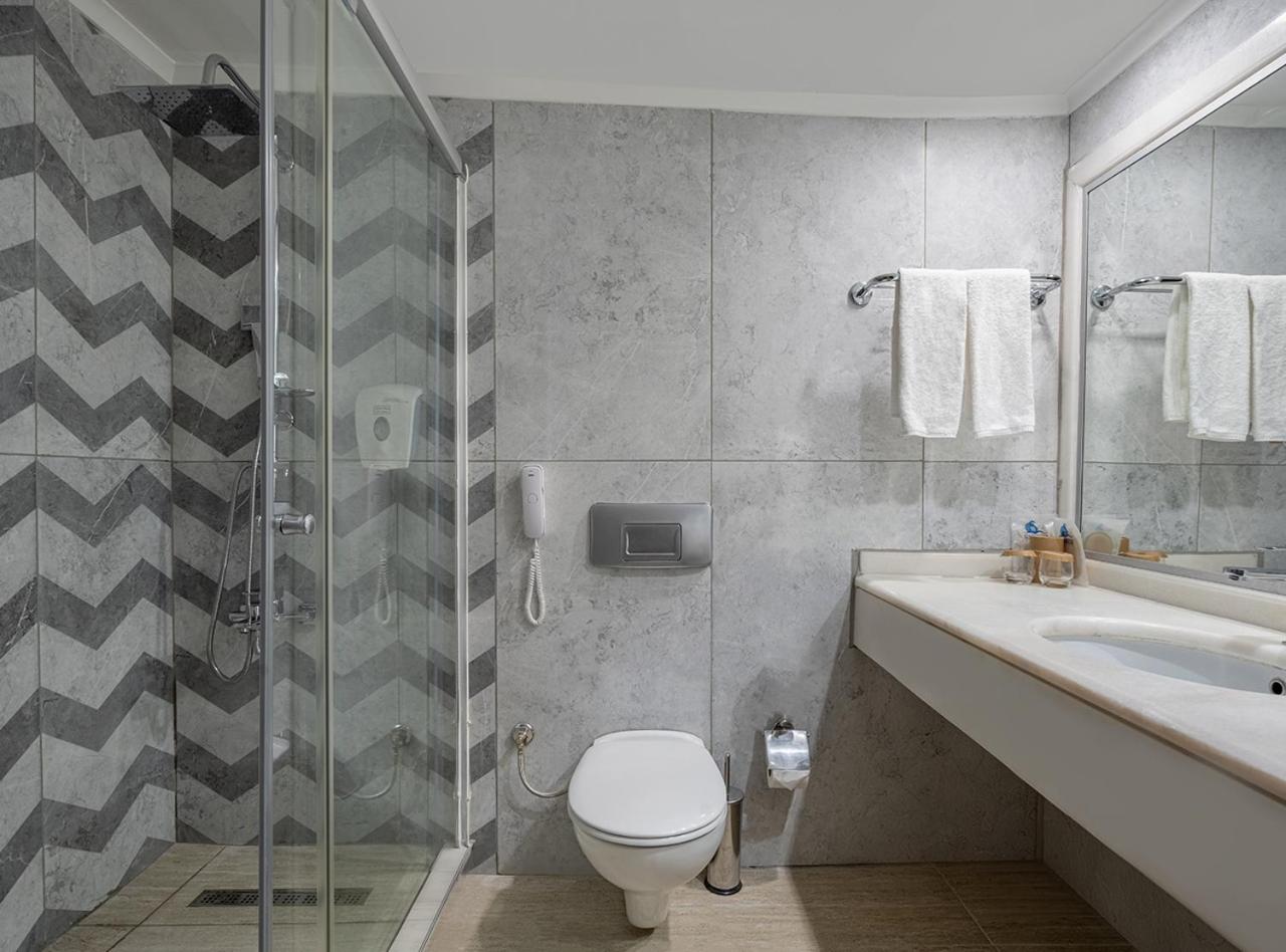 Deluxe Double or Twin Room with Pool Access photo 3