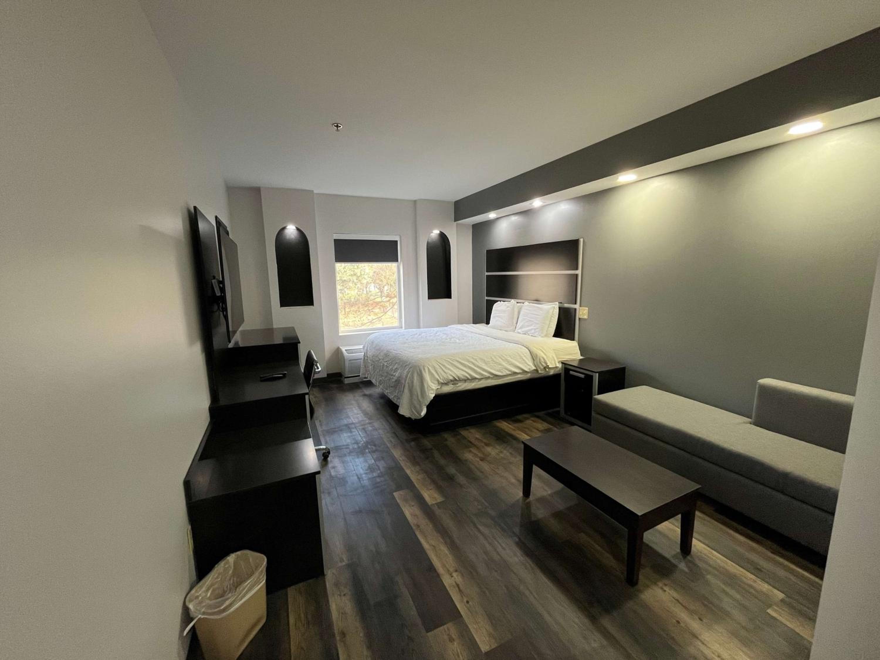 King Room with Roll-In Shower - Disability Access