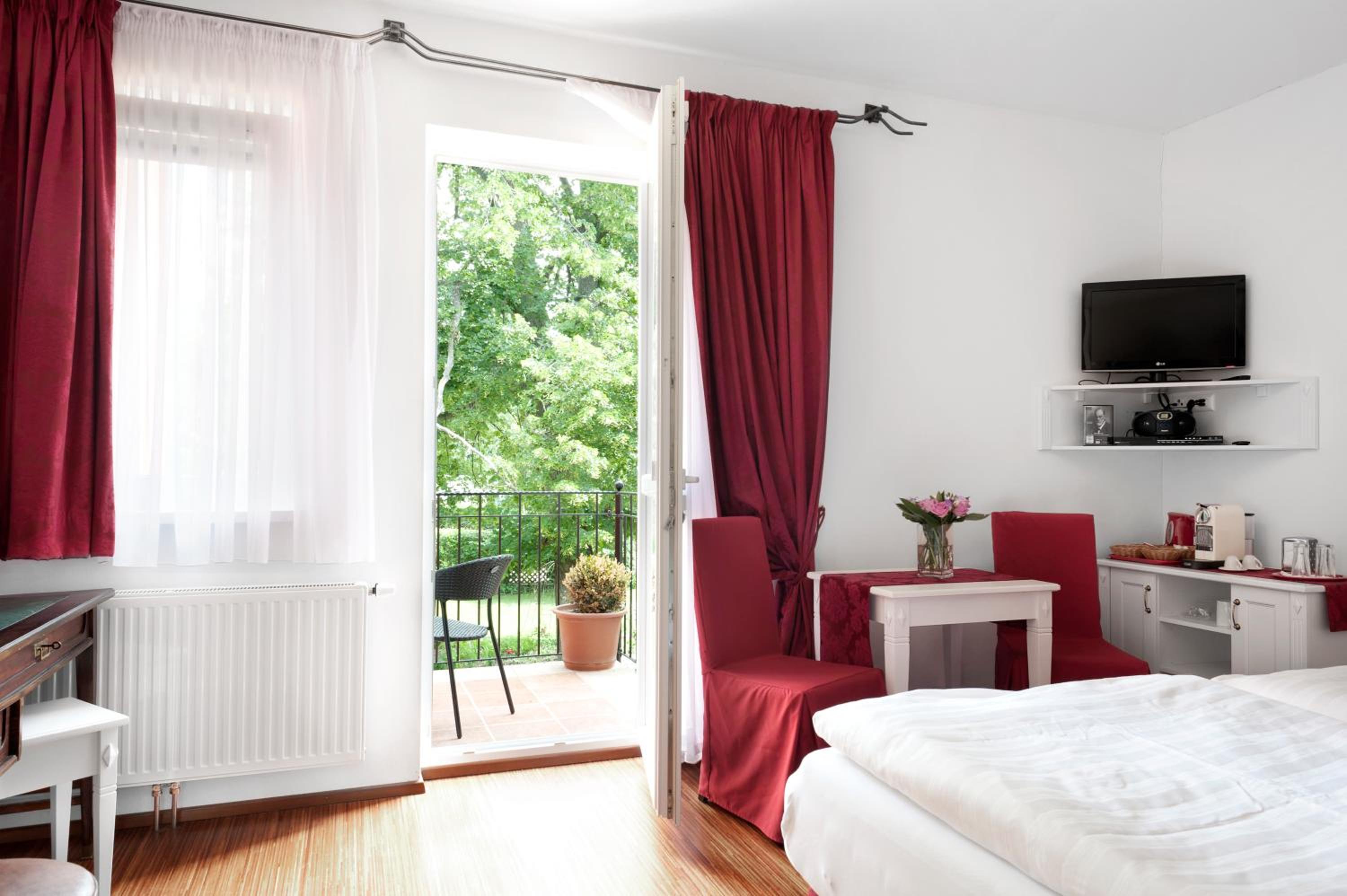 Junior Suite with Balcony - Photo 4