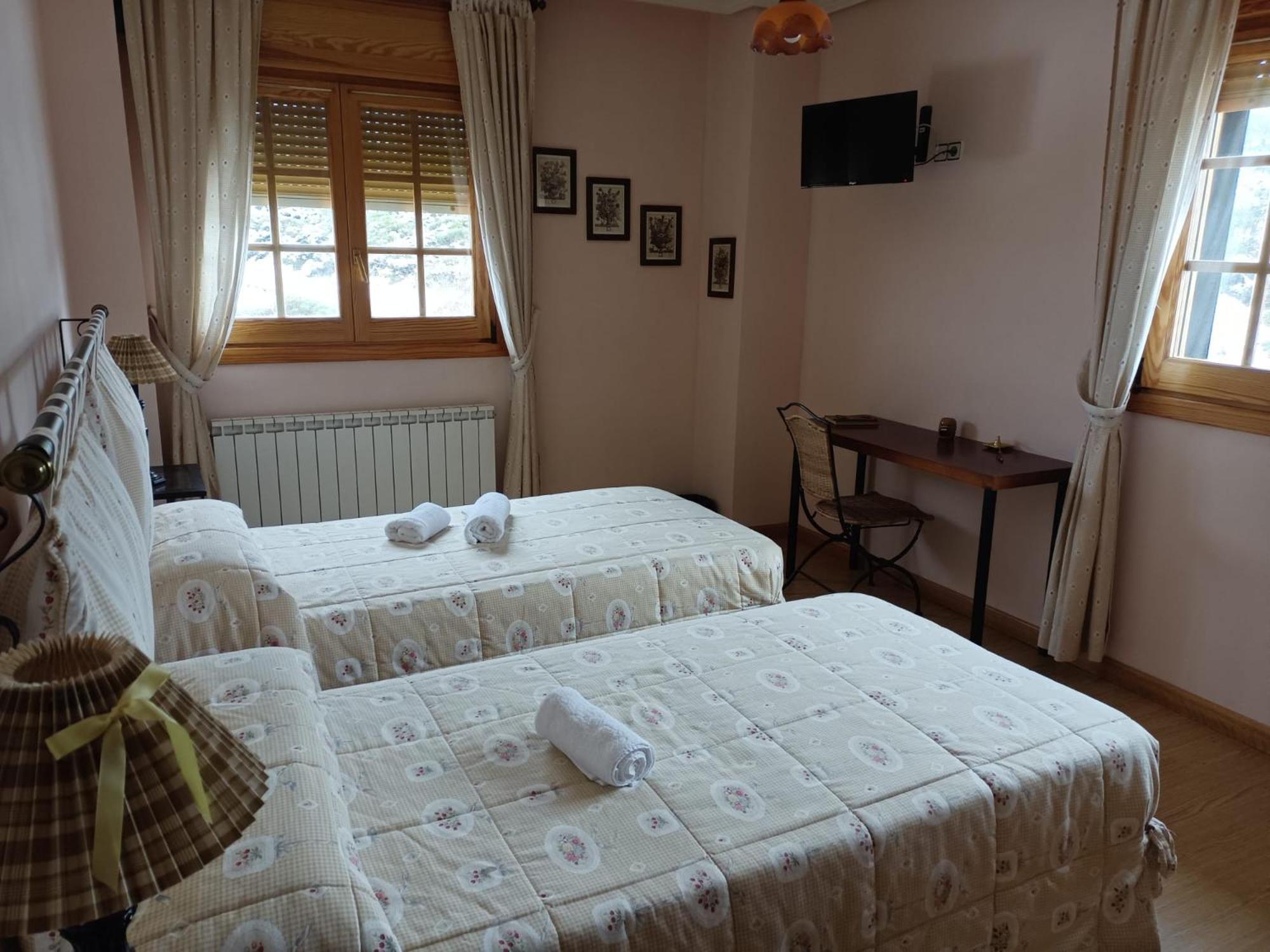 Twin Room with Lake View - Photo 9
