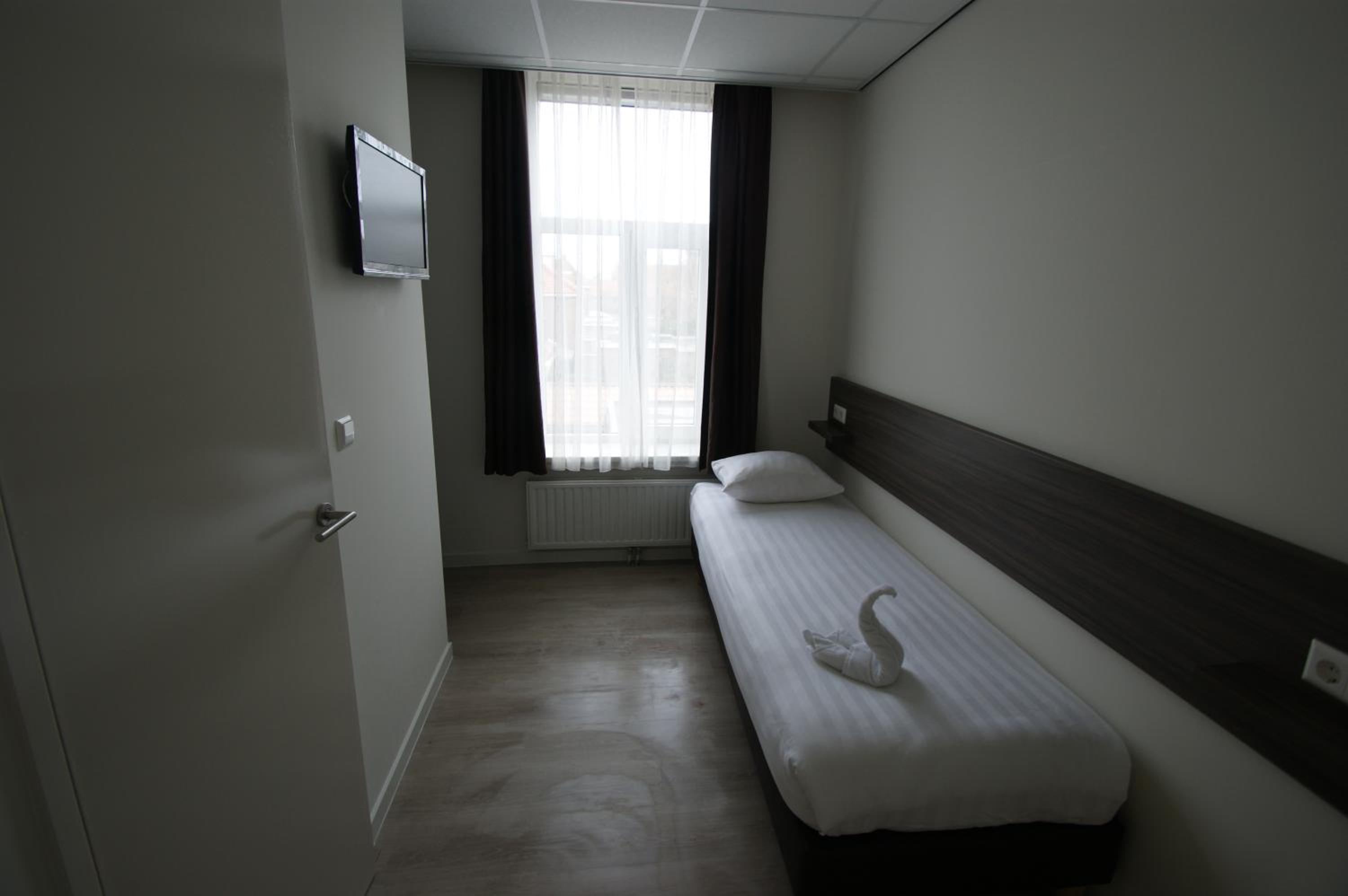 Single Room with Shared Toilet
