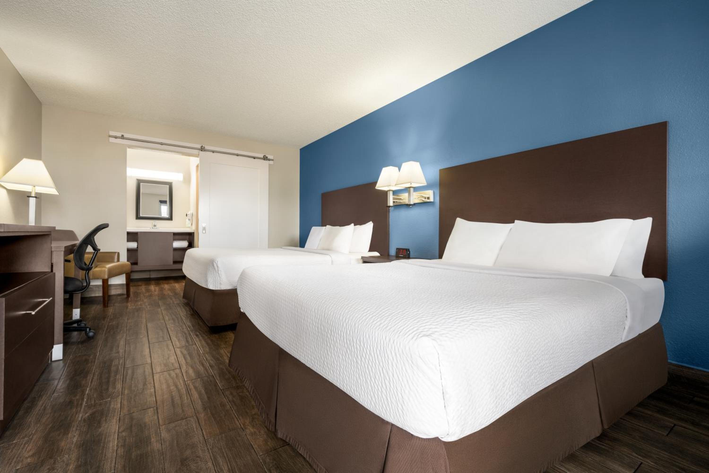 Deluxe Queen Room with Two Queen Beds - Disability Acess/Smoke-Free photo 2