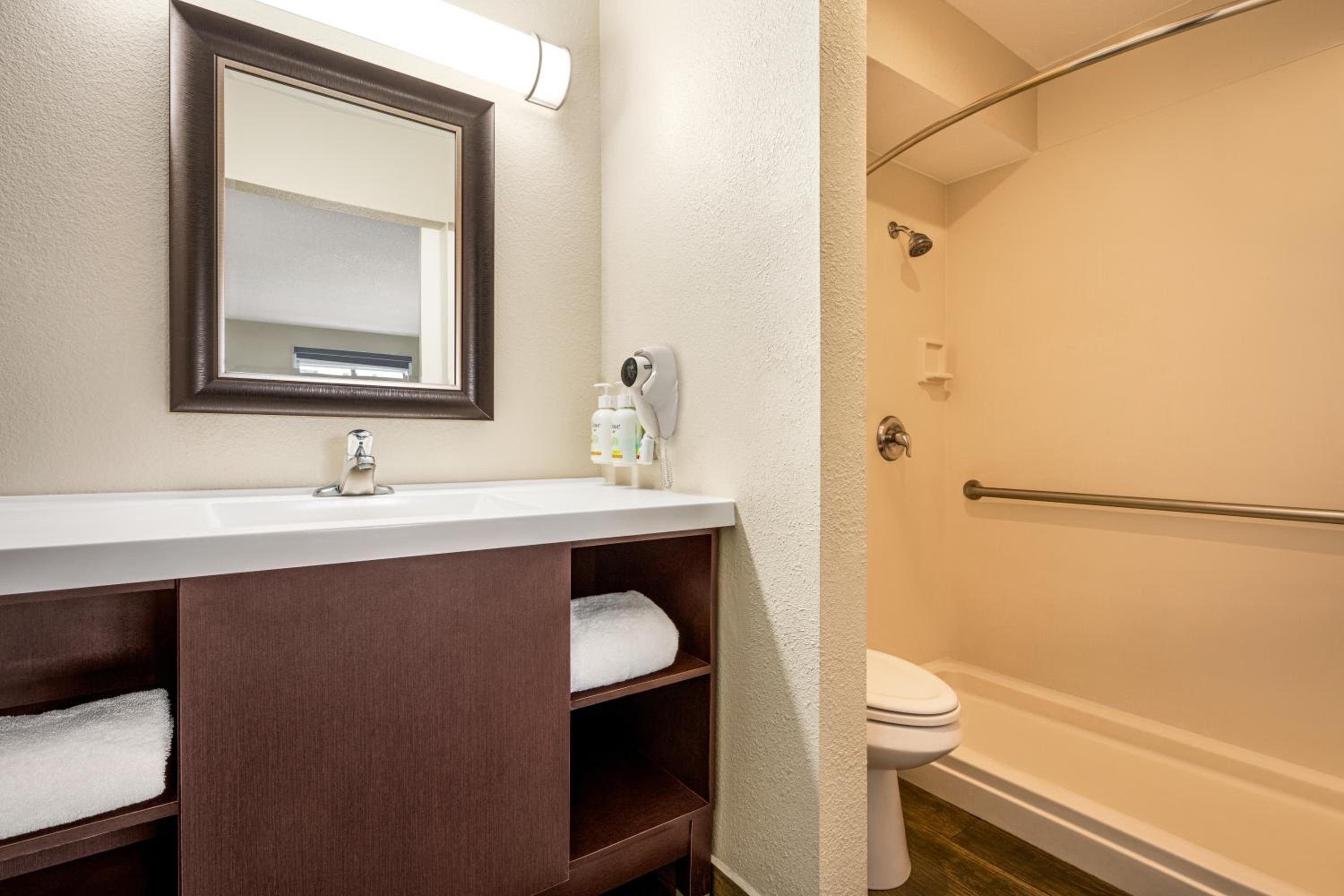 Deluxe Queen Room with Two Queen Beds - Disability Acess/Smoke-Free photo 3