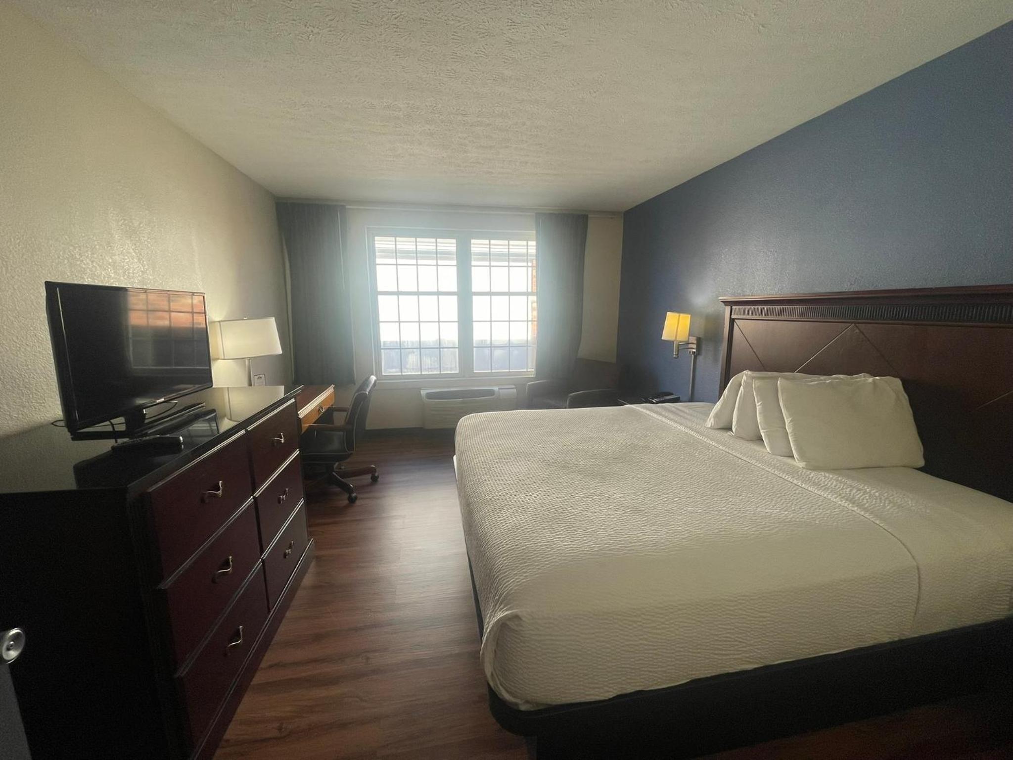 Queen Room with Two Queen Beds - Smoking - Photo 5