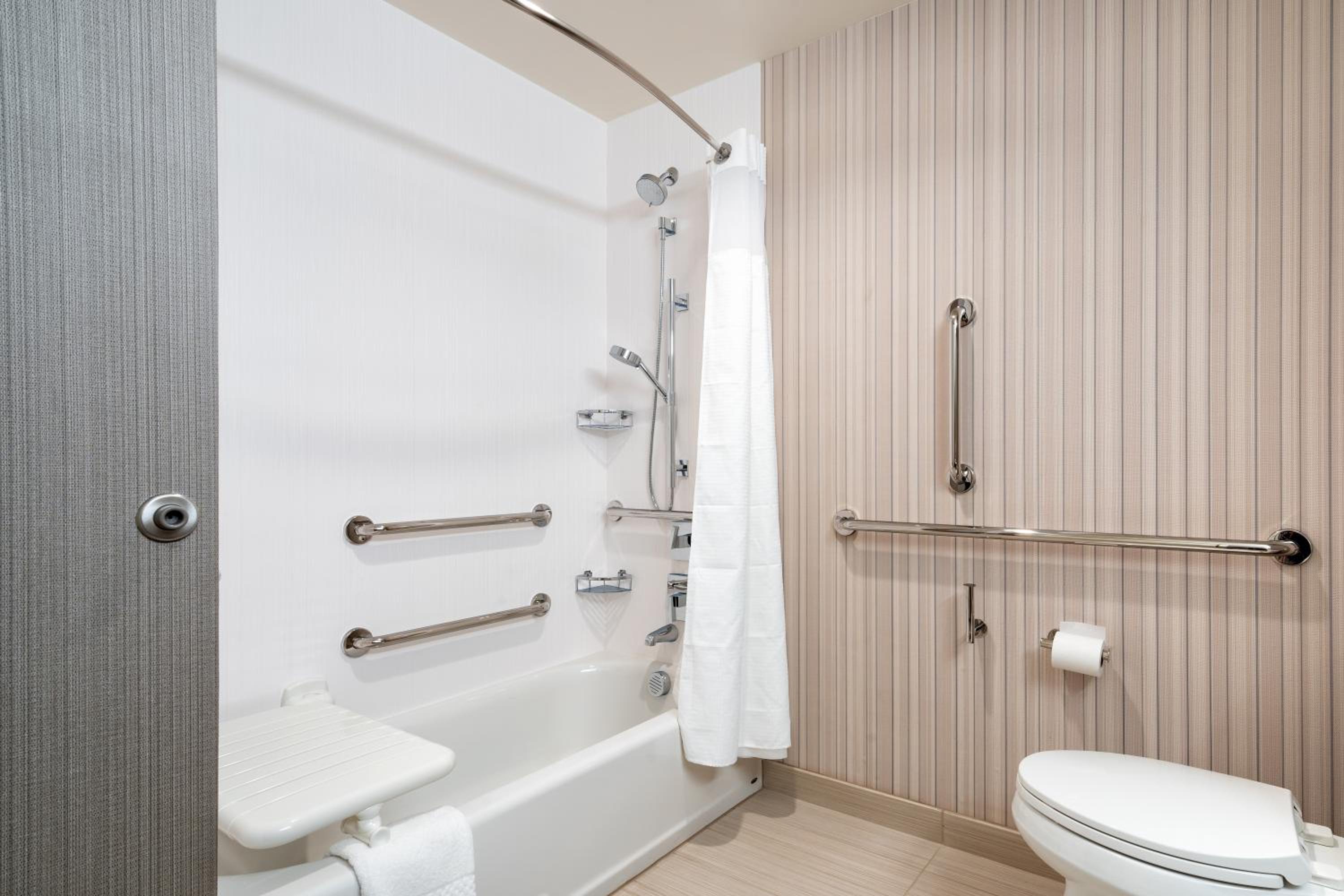 King Room with Sofa Bed and Roll-in Shower - Mobility Accessible - Photo 3
