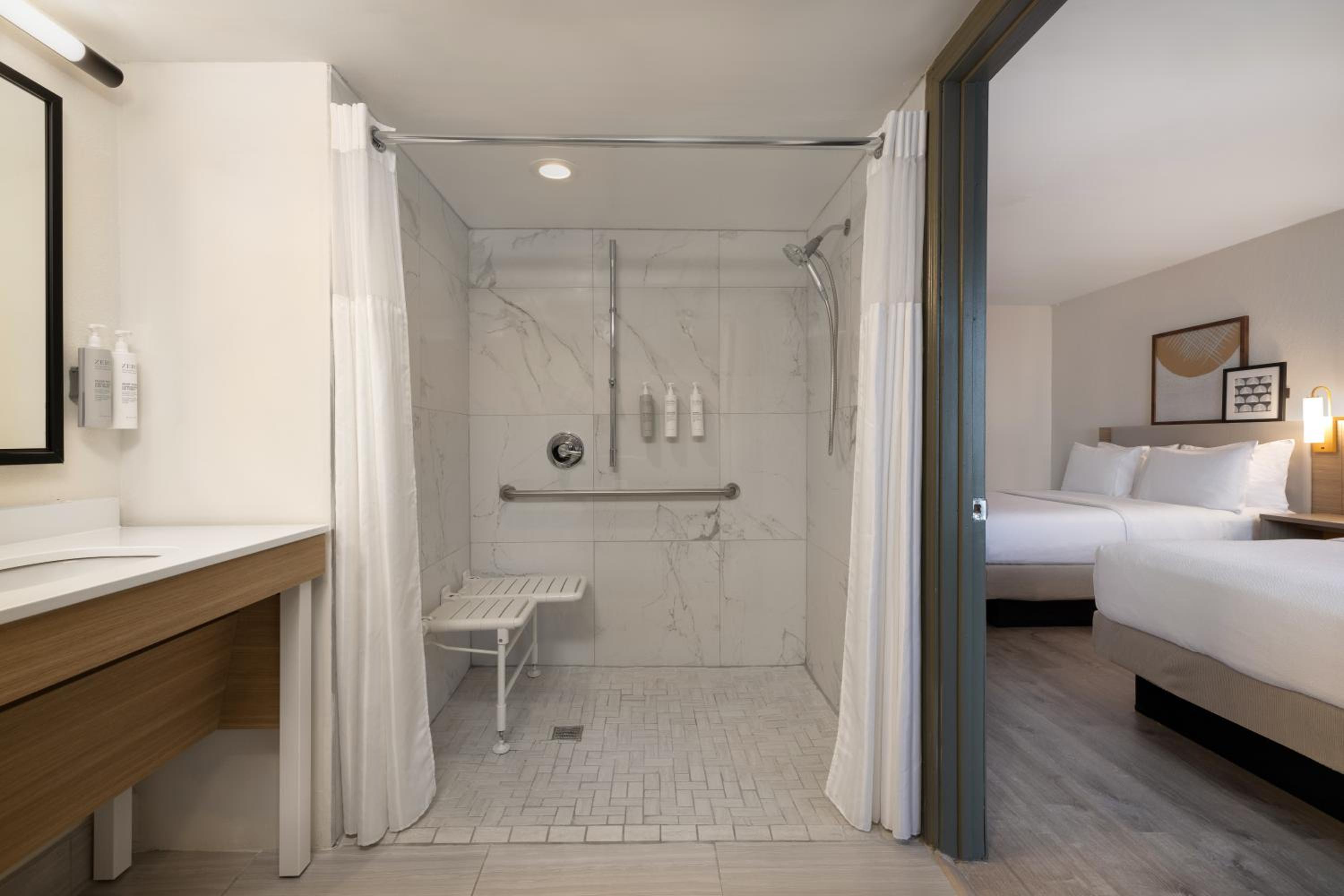 King Room with Roll-In Shower - Disability Access - Photo 8