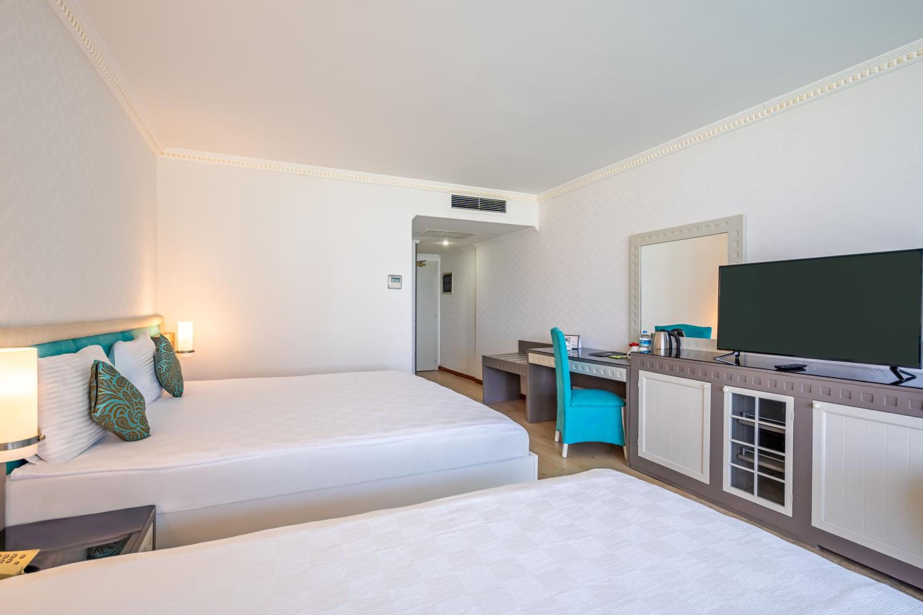 Deluxe Double or Twin Room with Pool Access photo 1