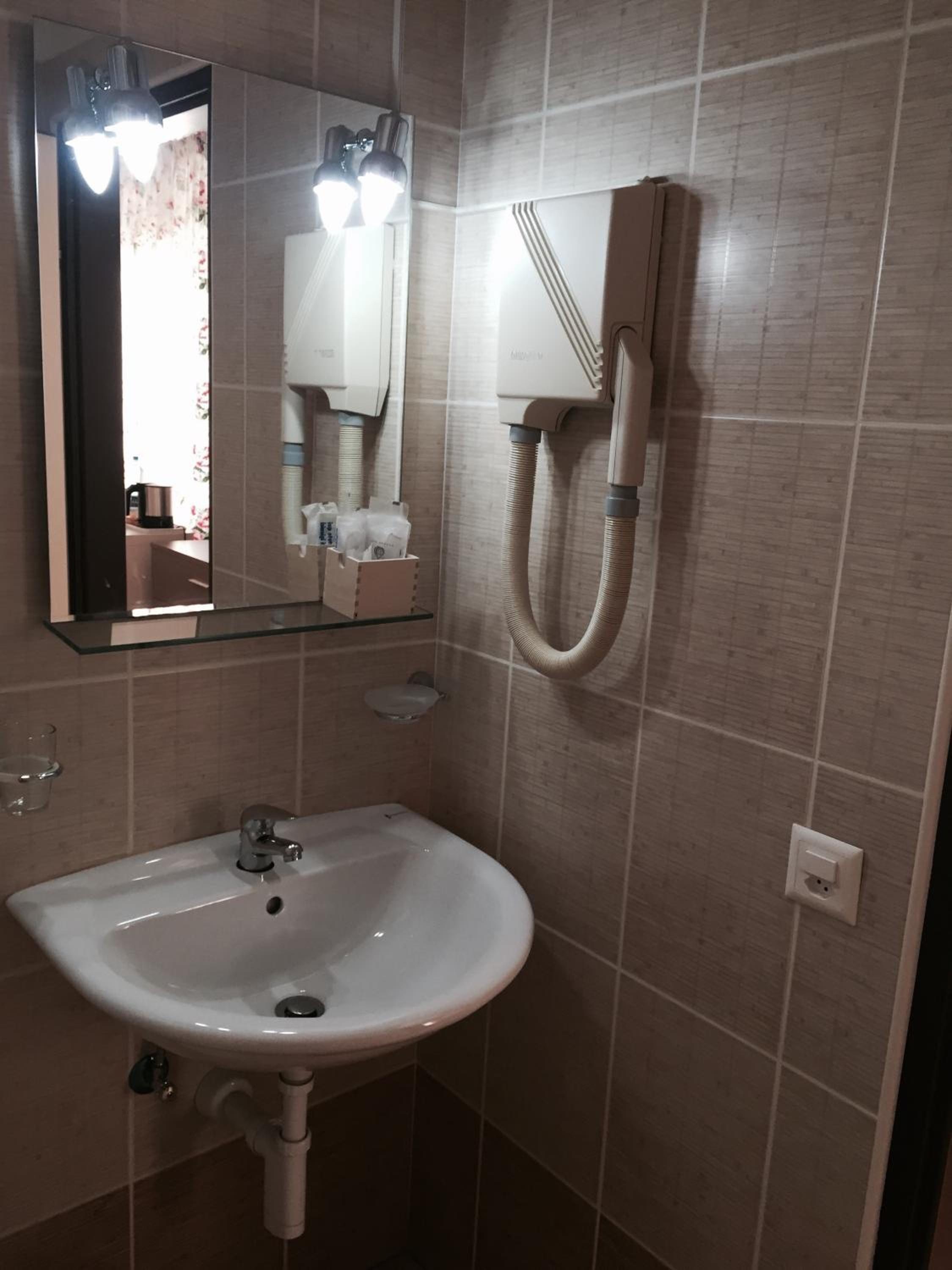 Twin Room - Photo 11