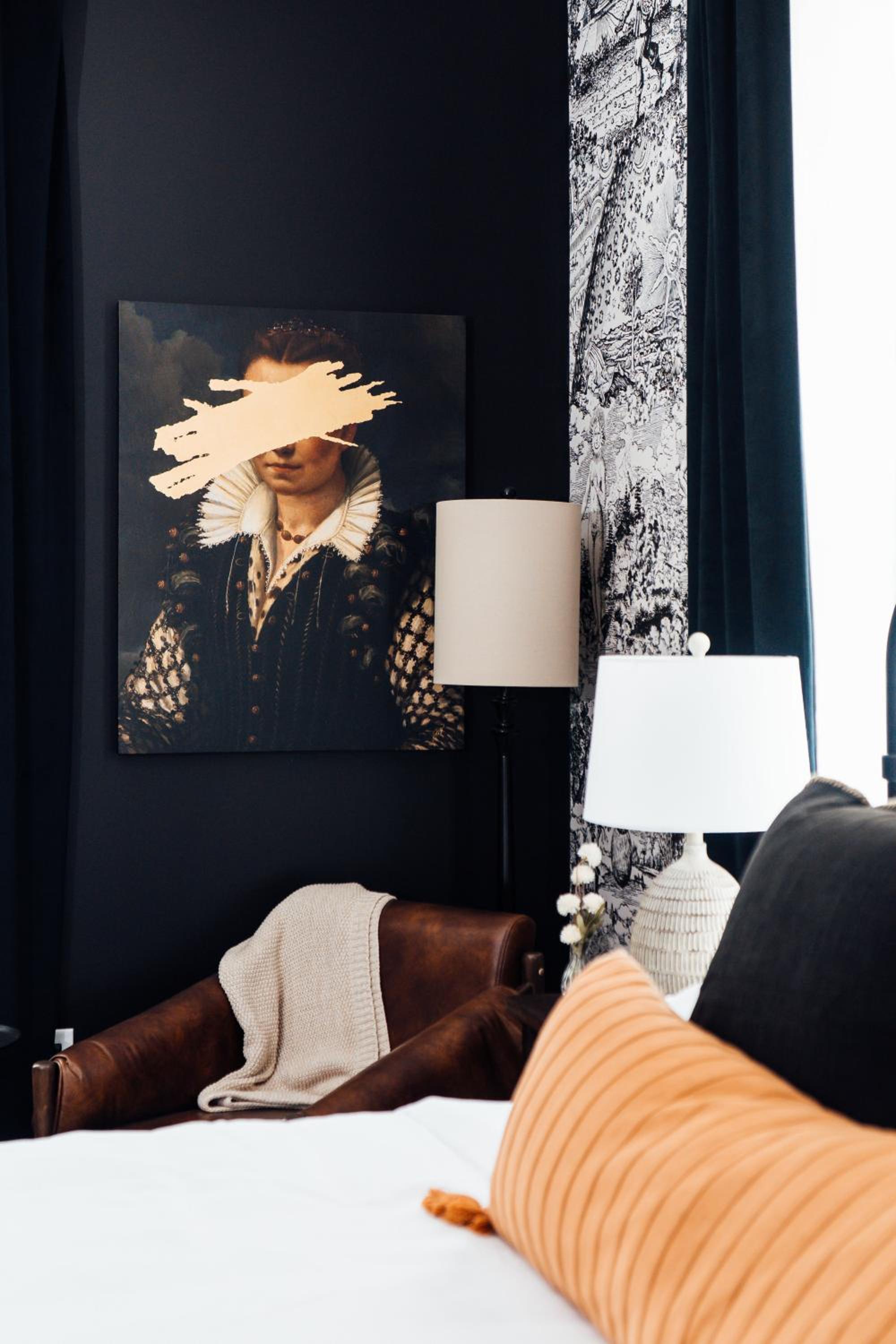 Deluxe King Room - Photo 9
