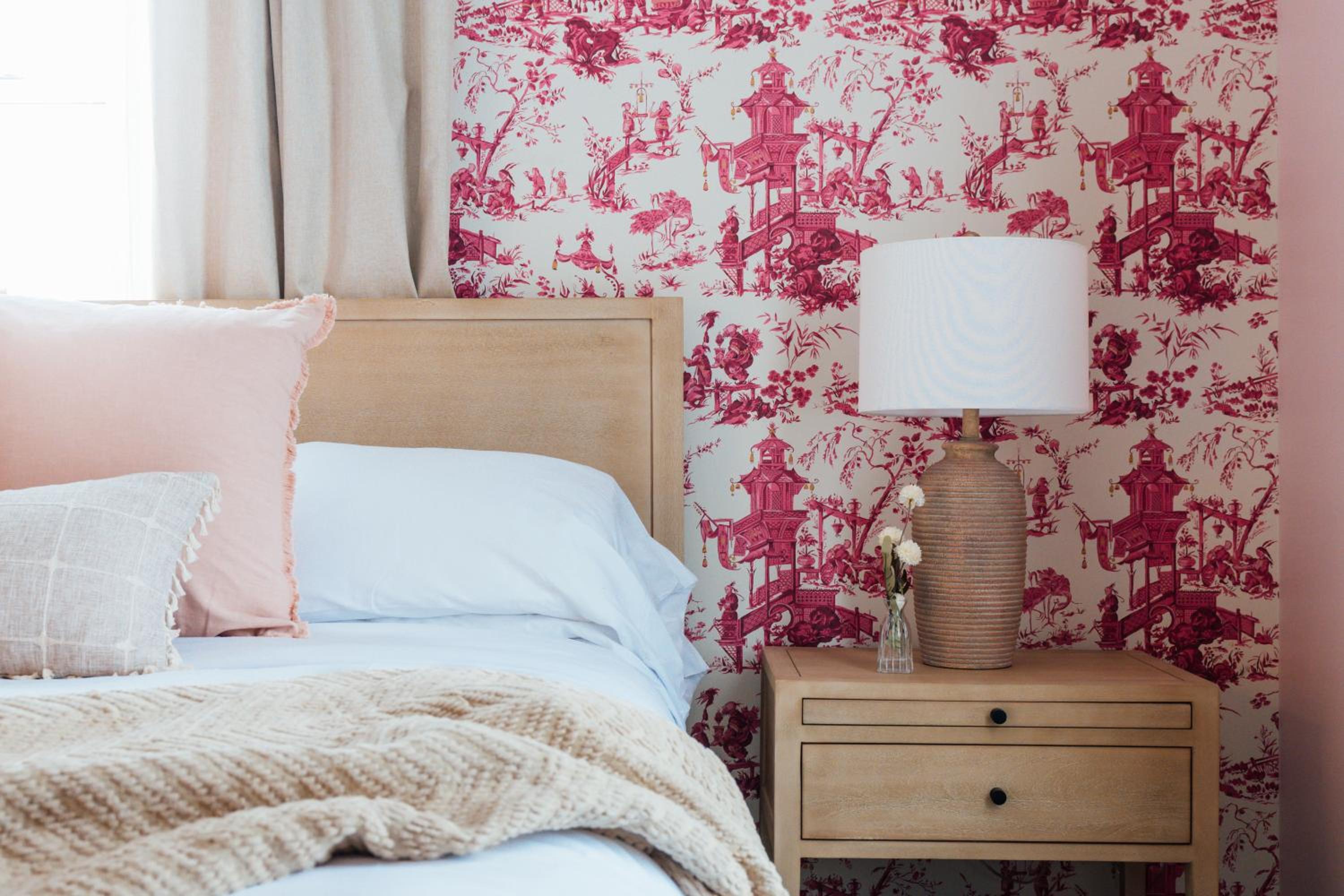 Deluxe King Room - Photo 10