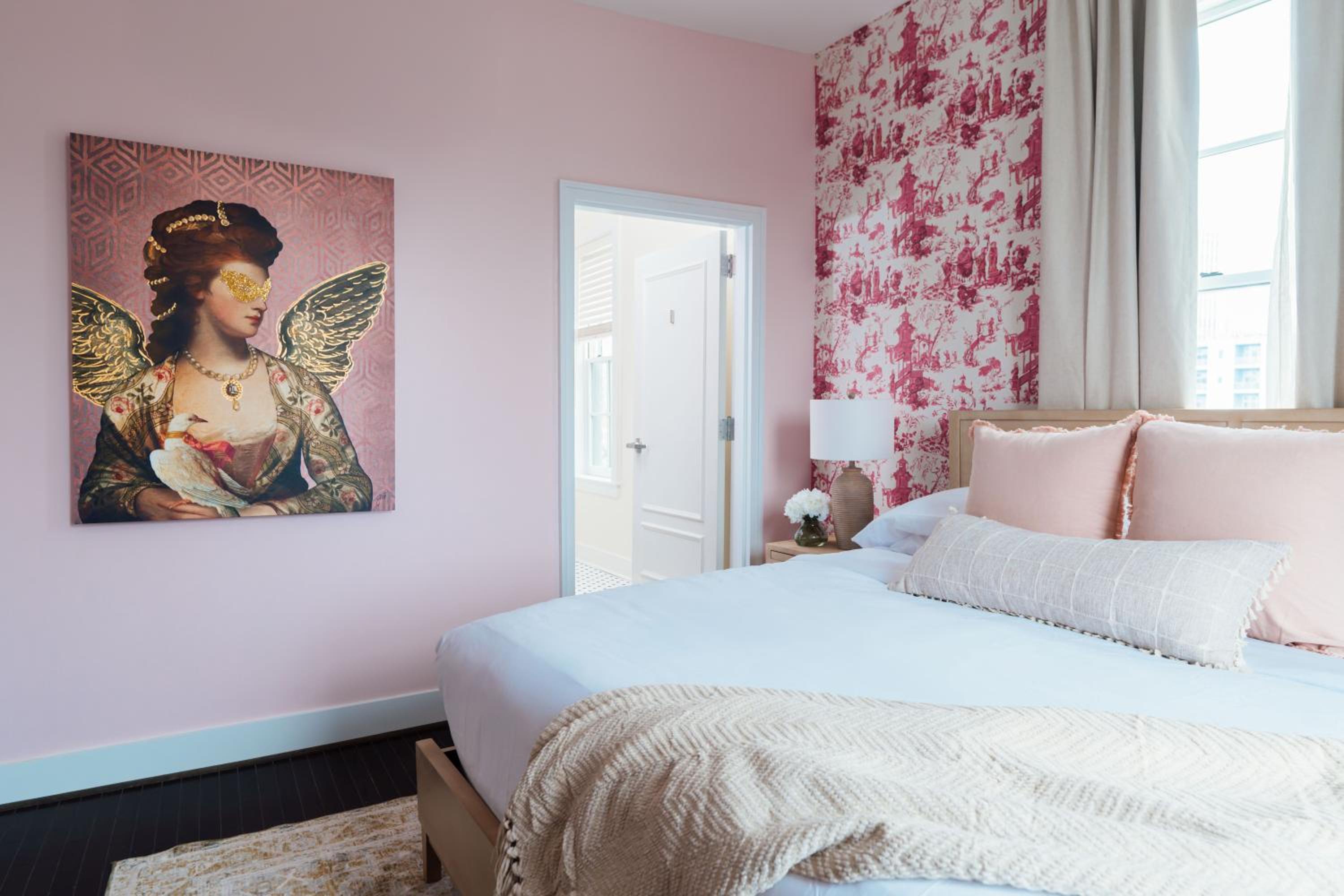 Deluxe King Room - Photo 11
